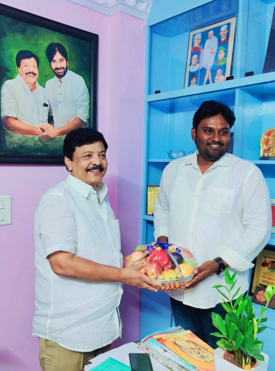 JSP_DR_RAMESH's tweet photo. రాజమండ్రిలో జనసేన పార్టీ తూర్పుగోదావరి జిల్లా ఉమ్మడి అధ్యక్షులు శ్రీ కందుల దుర్గేష్ గారిని తన నివాసంలో మర్యాదపూర్వకంగా కలిసిన రాజోలు నియోజకవర్గ  జనసేన నాయకులు చింతలమోరి సర్పంచ్ డాక్టర్ రాపాక రమేష్ బాబు గారు*.... 
#kanduladurgeshgaru @JanaSenaParty @PawanKalyan https://t.co/5DptsXdQs1