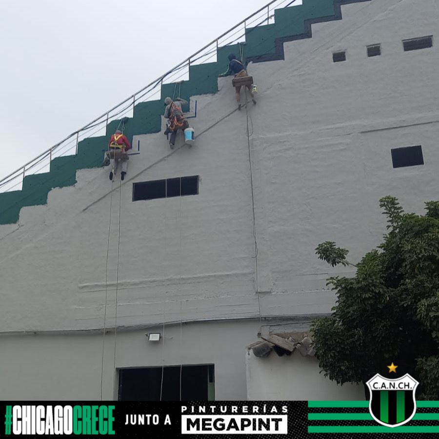 EstadioCANCH's tweet photo. 🤝 En conjunto con nuestro sponsor Pinturerías Megapint llevamos a cabo la recuperación y protección del frente ubicado sobre la calle Justo Suarez.

#NuestaCasa 🏟️
#ChicagoCrece💚🖤🐂 https://t.co/lpBa3jQvua