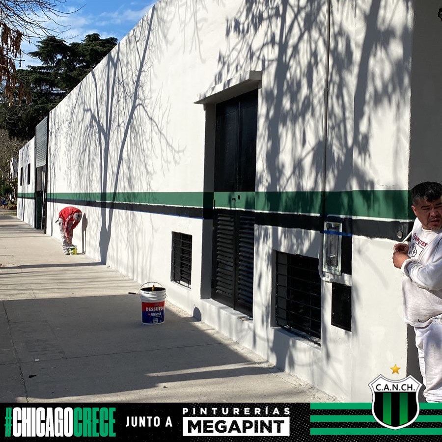 EstadioCANCH's tweet photo. 🤝 En conjunto con nuestro sponsor Pinturerías Megapint llevamos a cabo la recuperación y protección del frente ubicado sobre la calle Justo Suarez.

#NuestaCasa 🏟️
#ChicagoCrece💚🖤🐂 https://t.co/lpBa3jQvua