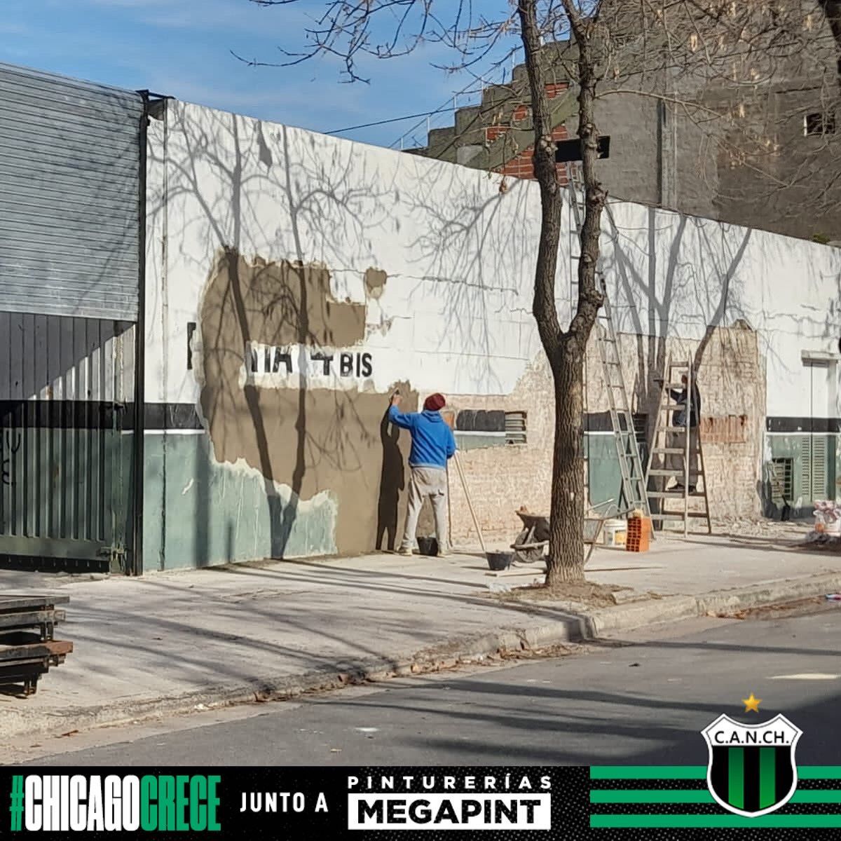 EstadioCANCH's tweet photo. 🤝 En conjunto con nuestro sponsor Pinturerías Megapint llevamos a cabo la recuperación y protección del frente ubicado sobre la calle Justo Suarez.

#NuestaCasa 🏟️
#ChicagoCrece💚🖤🐂 https://t.co/lpBa3jQvua