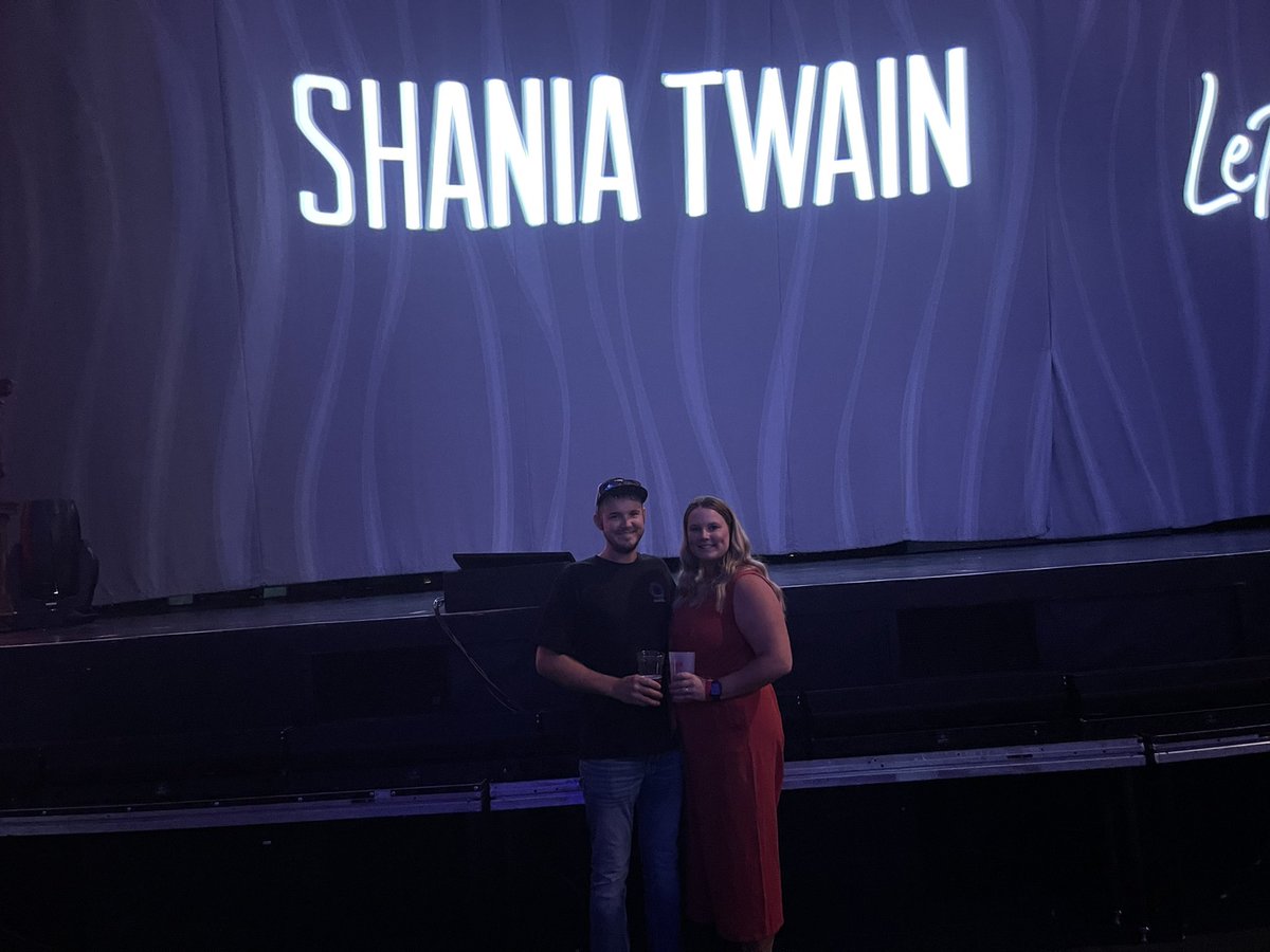 hunterannewood's tweet photo. @ShaniaTwain We were there cheering you on from 3rd row!! https://t.co/OLP4CM1fH1