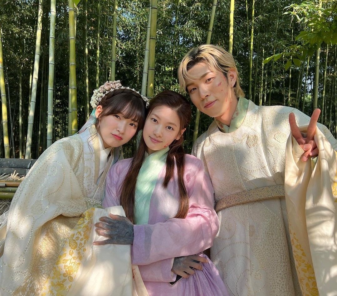 springchoyeon's tweet photo. I don't care they are one happy family

#AlchemyOfSoulsEp20 https://t.co/Q06gbifUwS
