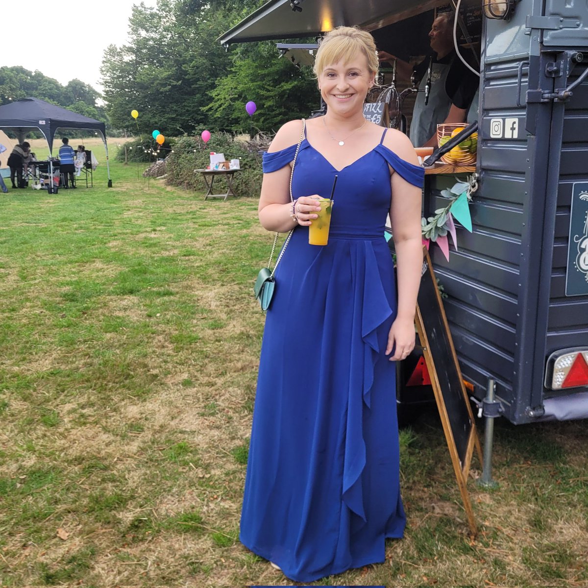 GinaBalicki's tweet photo. Bridesmaid duties 💙 https://t.co/992ZObeYCs