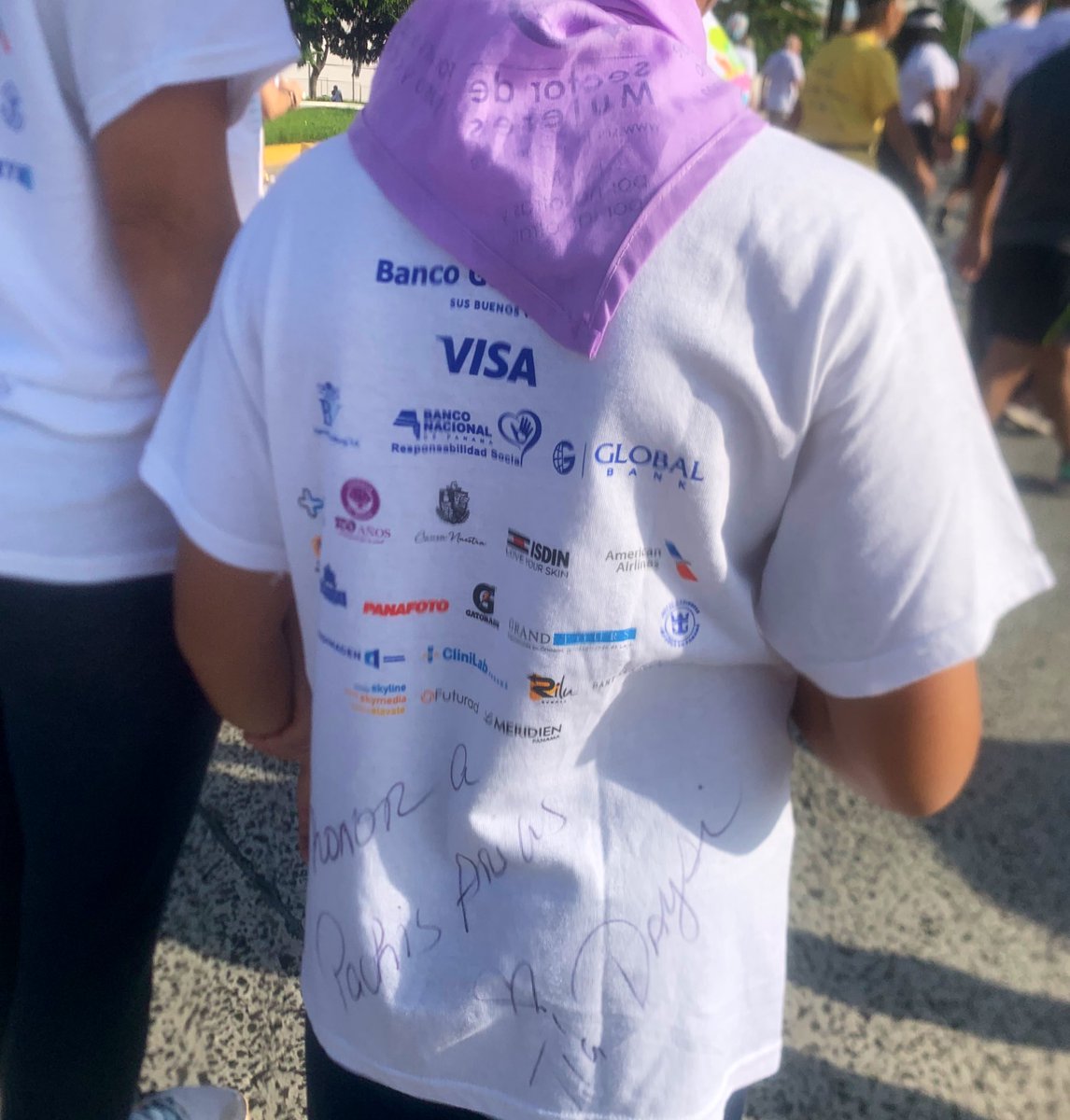 Sarahyd's tweet photo. Y como todos los años, hoy seguimos caminando en honor a ti Mamita!❤️💛 #CaminataFamiliarST #Fundacancer https://t.co/IIsuhPVBkE