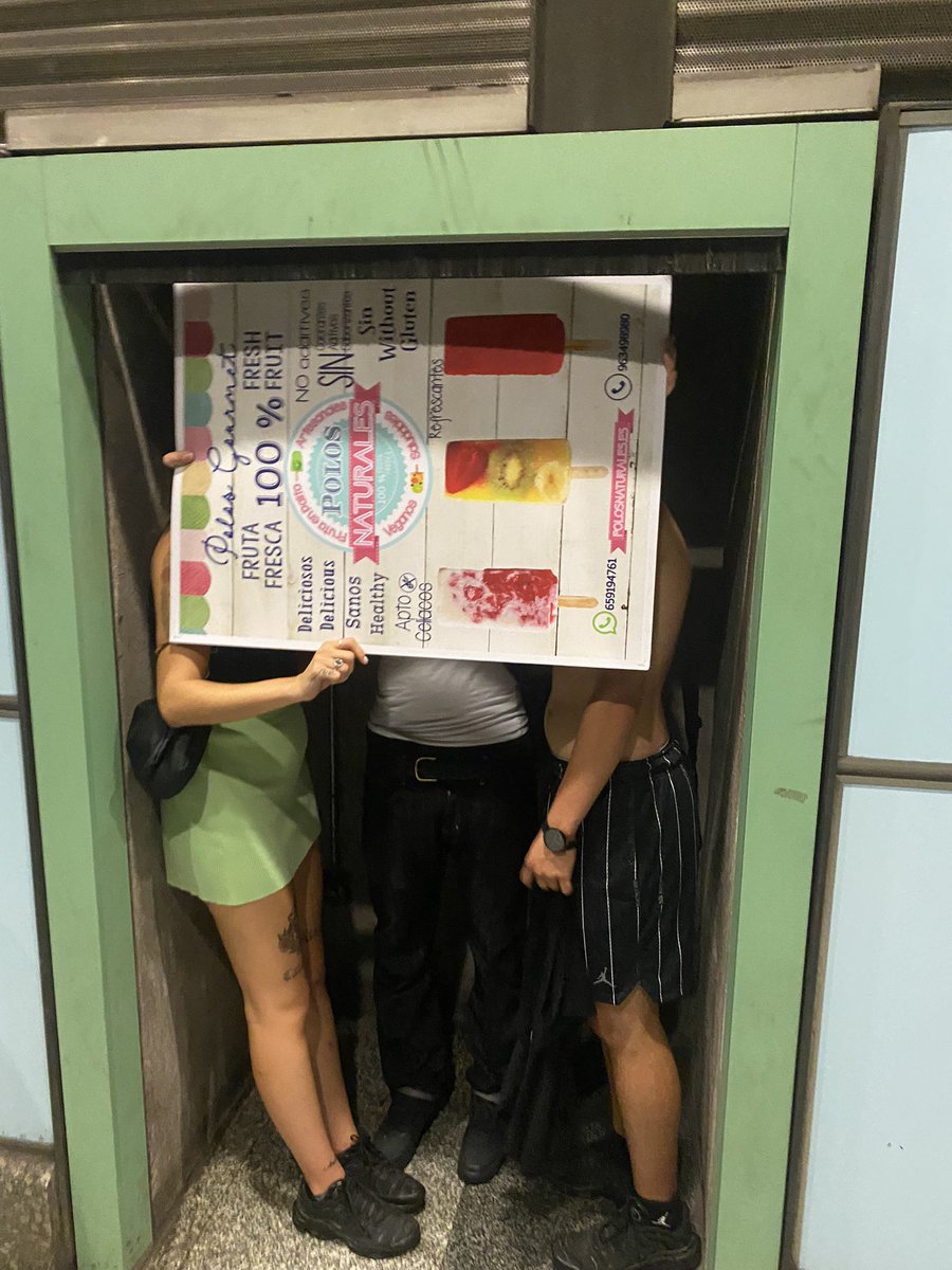 josegallardonce's tweet photo. Que rara esta la máquina expendedora del metro últimamente https://t.co/TiAdCauwCD