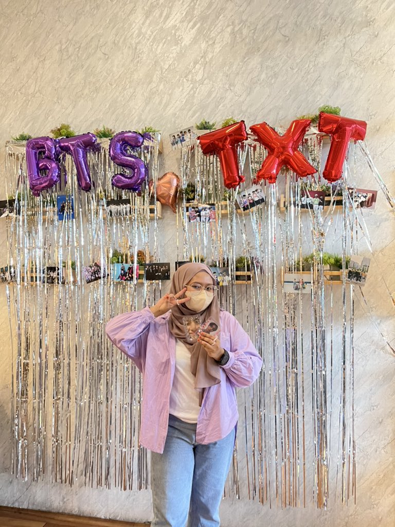 plushytaetae's tweet photo. Sundate with my beloved one 🫶🏻 #playdatewithbts https://t.co/Pv0WIHMGEQ