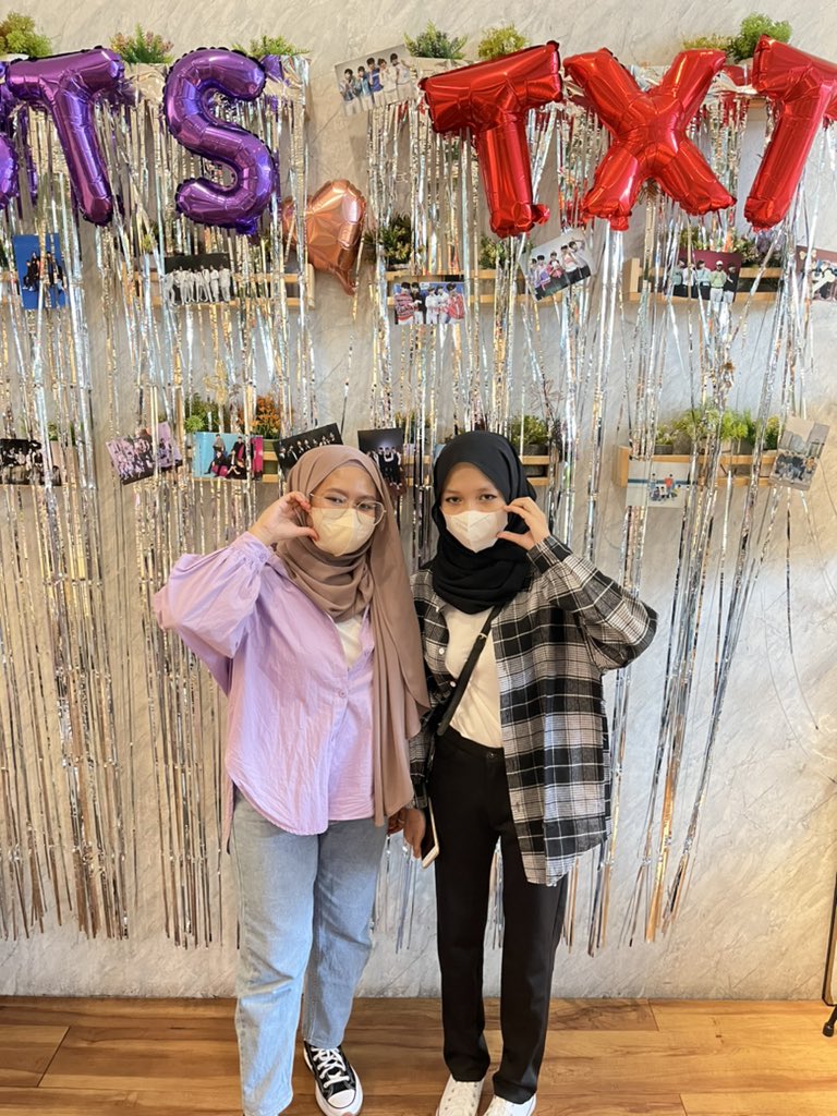 plushytaetae's tweet photo. Sundate with my beloved one 🫶🏻 #playdatewithbts https://t.co/Pv0WIHMGEQ