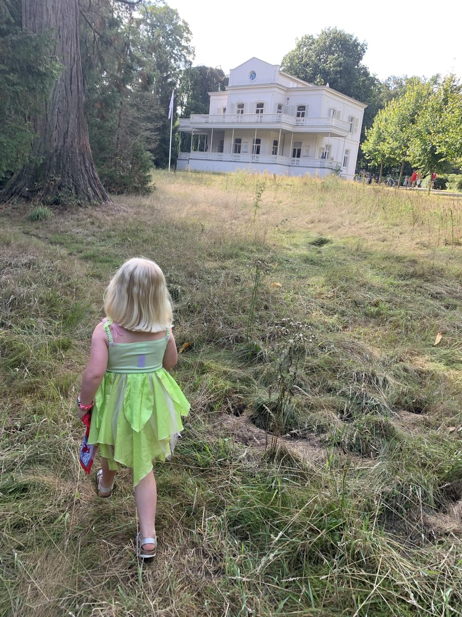 hetisgezien's tweet photo. Naar landgoed De Paltz geweest voor een voorstelling. Wat een geweldige plek. We vonden er krokodillen, appeltaart en een kabouterdorp. Kunst als ademruimte, want 𝑢𝑖𝑡 𝑛𝑢𝑡𝑡𝑒𝑙𝑜𝑧𝑒 𝑛𝑜𝑜𝑑𝑧𝑎𝑎𝑘 𝑠𝑐ℎ𝑖𝑒𝑝 𝑘𝑢𝑛𝑠𝑡 𝑑𝑒 𝑚𝑒𝑛𝑠 #RamseyNasr https://t.co/KkyO0TH3GK https://t.co/PMutUepUpT