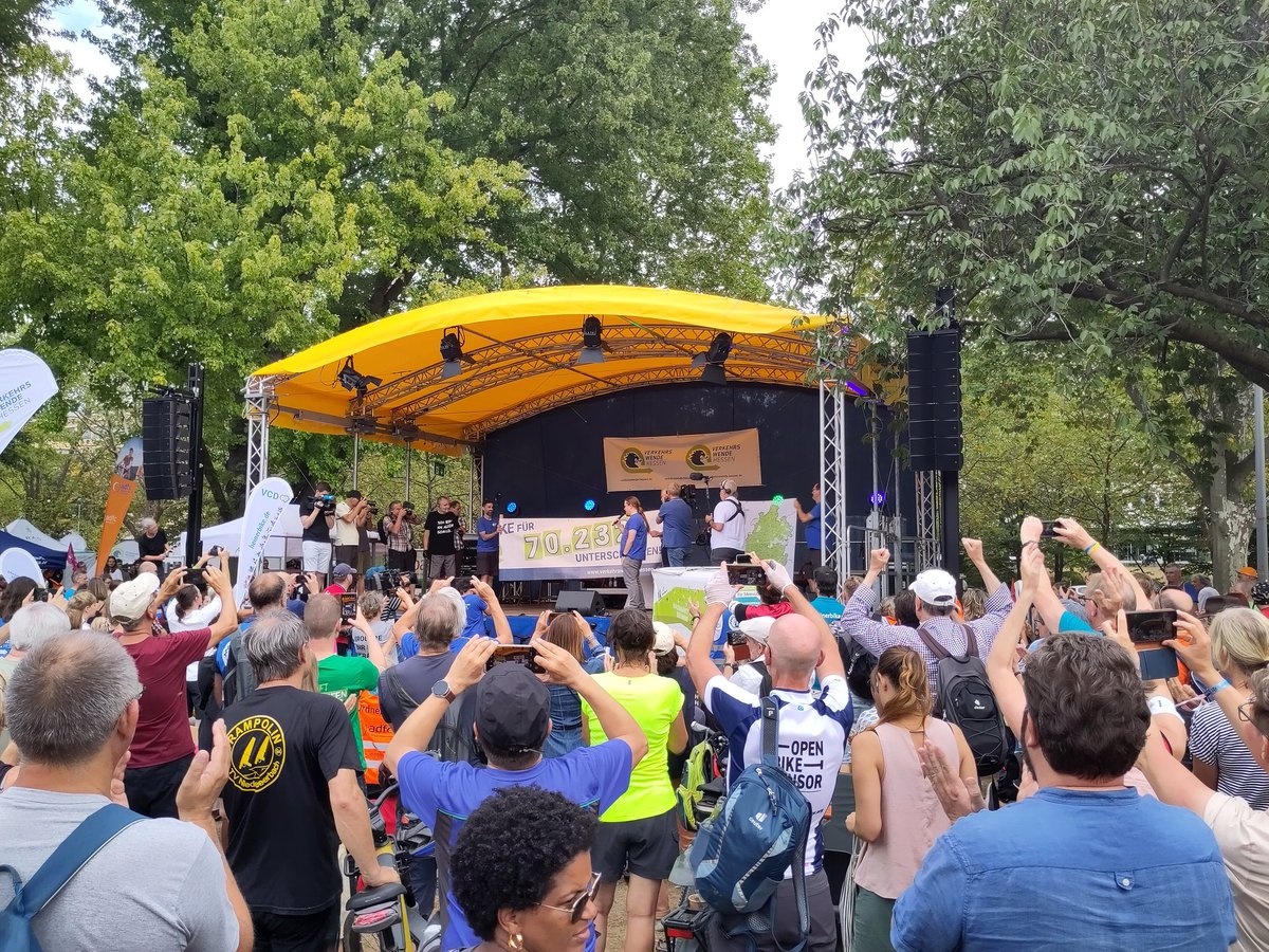 70.232 Unterschriften wurden gerade an <a href="/talwazir/">Tarek Al-Wazir</a> übergeben, ihr seid der Wahnsinn! Das sind deutlich mehr als di ~43000 geforderten🤩

Viele Unterschriften sind da noch gar nicht mit drin, weil sie erst heute mit abgegeben wurden 🤩 Hessen will die #verkehrswendeHE!