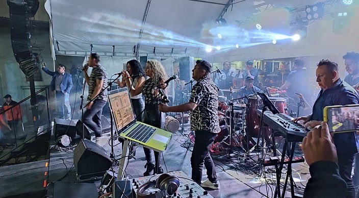 lasextrellas's tweet photo. Que gran concierto el de Ayer en Pacho-Cundinamarca . Pùblico espectacular!!!! 🔥🔥👍👍👏👏 #concierto #lasextrellas #envivo https://t.co/mpXxSLBqrO