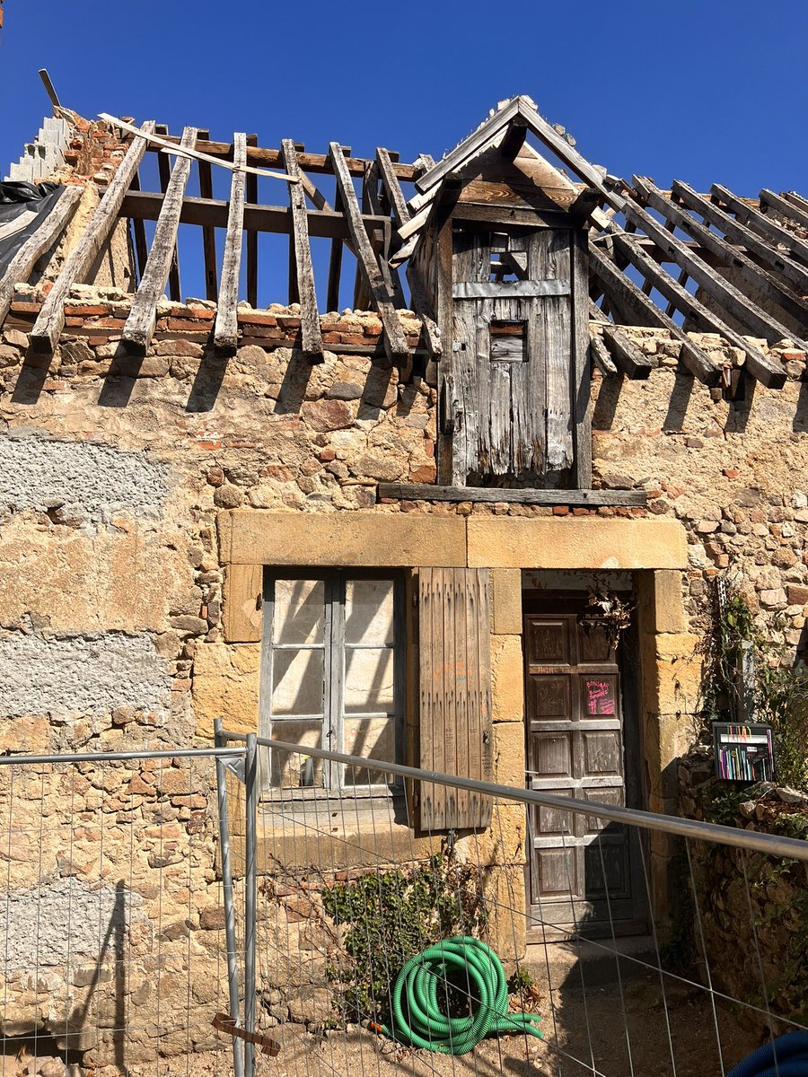 leobrg_'s tweet photo. BONSOIIIIIIR BIZENEUILLE ! @levraimcfly @Raphael_Carlier @JoycaOff faut finir cette maison les gars! #mcflyetcarlito https://t.co/aXlEKo050A