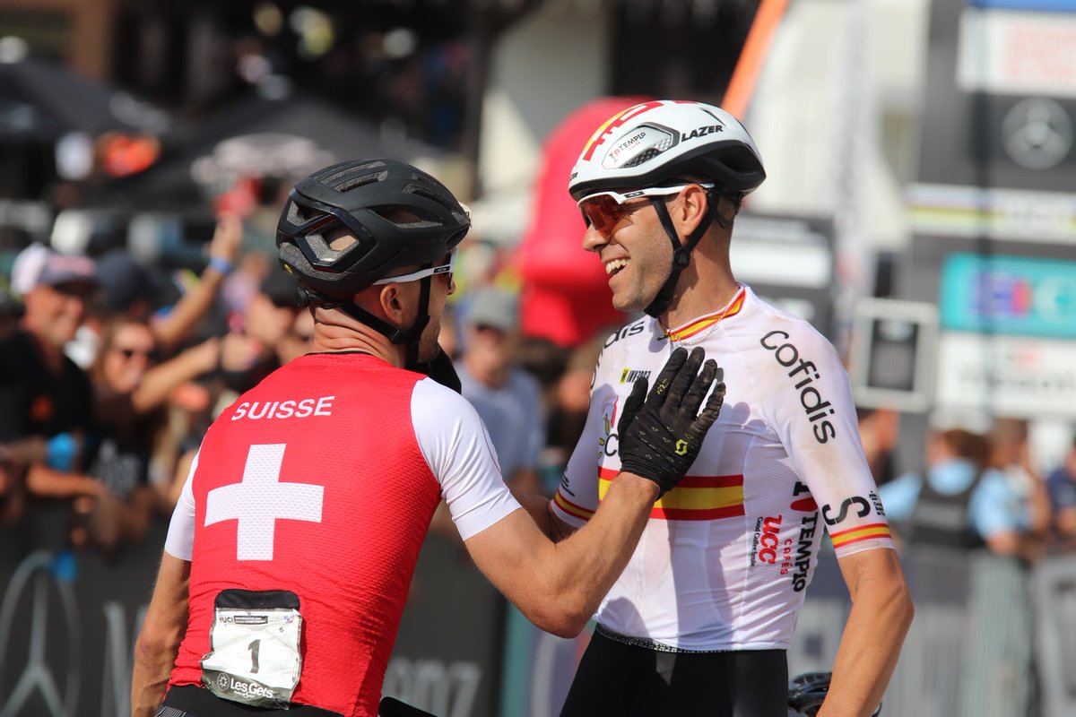 RFECiclismo's tweet photo. #LesGets2022 |  🥈@Valeromtb es subcampeón del mundo🌈

Sensacional carrera de David Valero que solo se ha visto superado en la última vuelta por una leyenda del MTB como Nino Schurter.

¡Qué felicidad!

 #TeamESPciclismo🇪🇦 https://t.co/8bu9HXI8hI