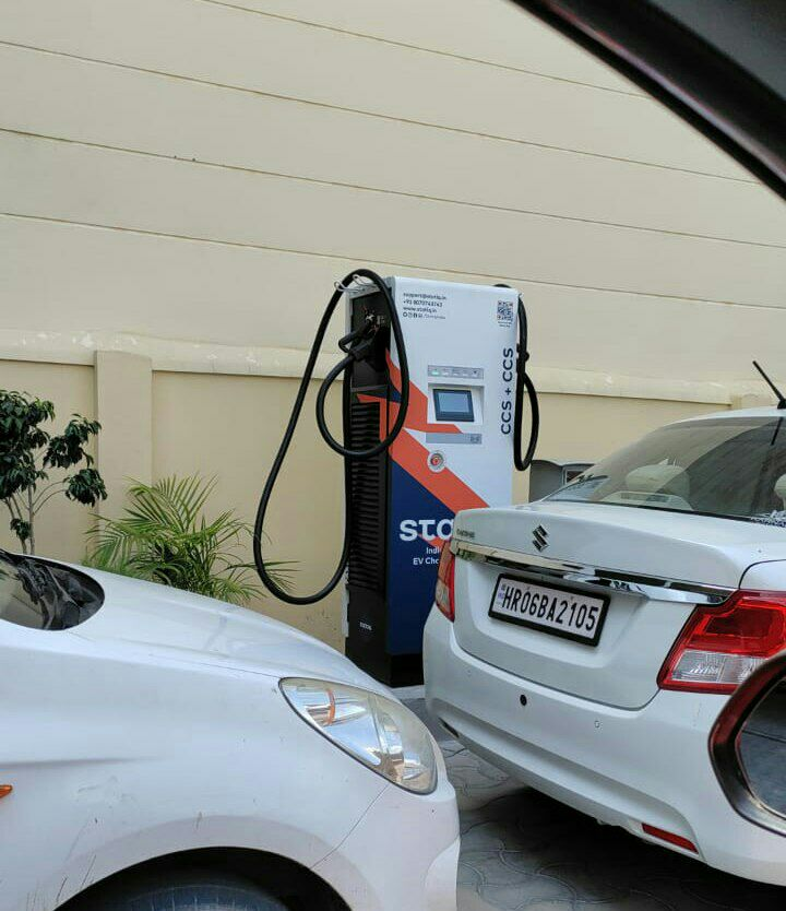 TeslaClubIN's tweet photo. Please make sure while parking your vehicle that you are NOT blocking an EV⚡️ Charger🔌.
@kjhunjhunwala found this charger ICE'd in Karnal.
#EV #TCIN #EVAwareness https://t.co/VVfGCuqqoe