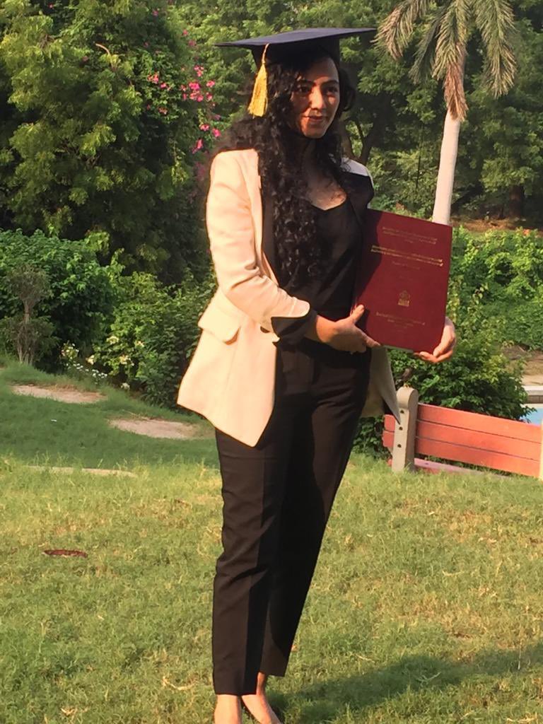 Hi, #AcademicTwitter 👋🏽 

I did a thing!

I #PhDid it 👩‍🎓

You can now call me Dr. B 👩‍🔬. 
1st Dr. B in the family #firstgen 

#PhinisheD #PhDone #25thAug2022 

<a href="/AcademicChatter/">Academic Chatter™</a> <a href="/PhD_Genie/">PhD_Genie</a> <a href="/PhDVoice/">PhD Voice - Independently Run</a> <a href="/OpenAcademics/">OpenAcademics</a> <a href="/What2doWithTHAT/">What Are YOU Going To Do With THAT?🎙🎓</a> @AcademicMeming <a href="/academicvoices/">Voices of Academia</a> <a href="/VoicesofIndAcad/">Voices of Indian Academia</a>