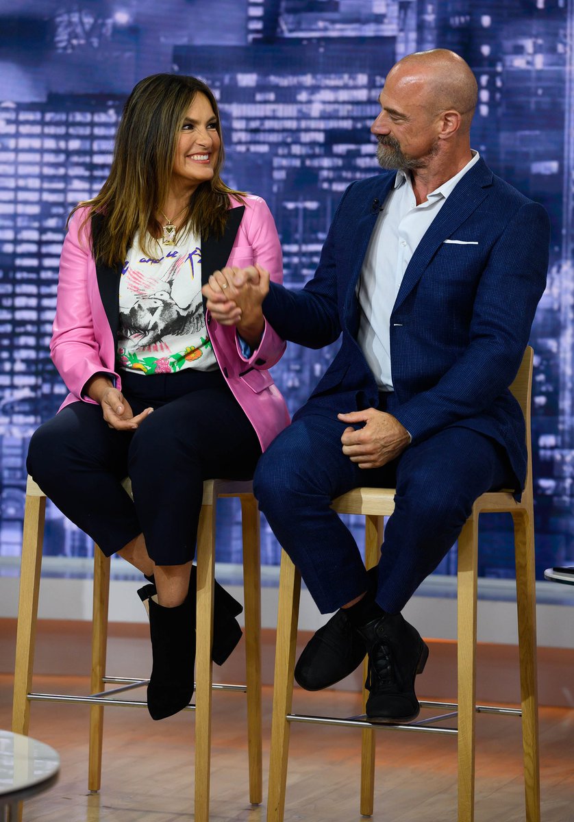EFunfgeld's tweet photo. Hey @Chris_Meloni if you had to your P4L and best friend @Mariska in just one word what would it be? Please tell us we need to know. #HappySunday #P4L #BestFriendsForForever https://t.co/Nc6jiwobqE