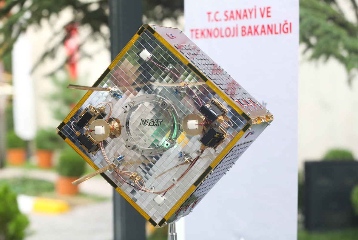 savunmaisleri's tweet photo. İlk yerli gözlem uydusu #RASAT, yörüngedeki 11 yılının ardından görevini başarıyla tamamladı.
Dünya etrafında 58 bin 726 tur atarak, Türkiye'ye geniş bir uydu görüntüsü arşivi kazandırdı.
@tubitakuzay @varank @TCSanayi https://t.co/x8rIeFv8Qo