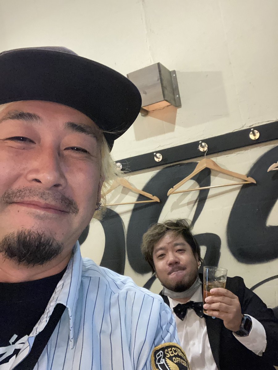 PINE_PUNX's tweet photo. 高円寺で奇跡的にTAPさんとバッタリ！！！！照

＃weewees
＃蝶ネクタイ https://t.co/416Q2PR4PR