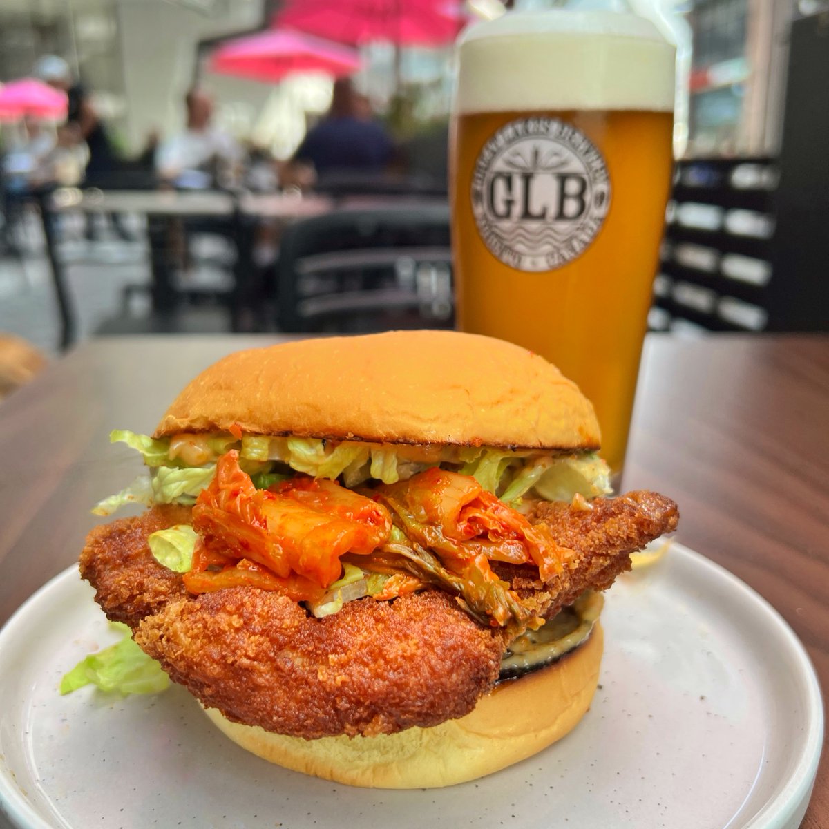 GreatLakesBeer's tweet photo. Menu Pairing: Fried Chicken Sandwich with HazeMama IPA
The panko crusted fried chicken topped with vibrant and spicy kimchi matches the robust and juicy flavour of our HazeMama New England IPA. YUM!
#GLBBrewpub #TorontoEats #FoodandBeer #YUM https://t.co/alU8VFzmeS
