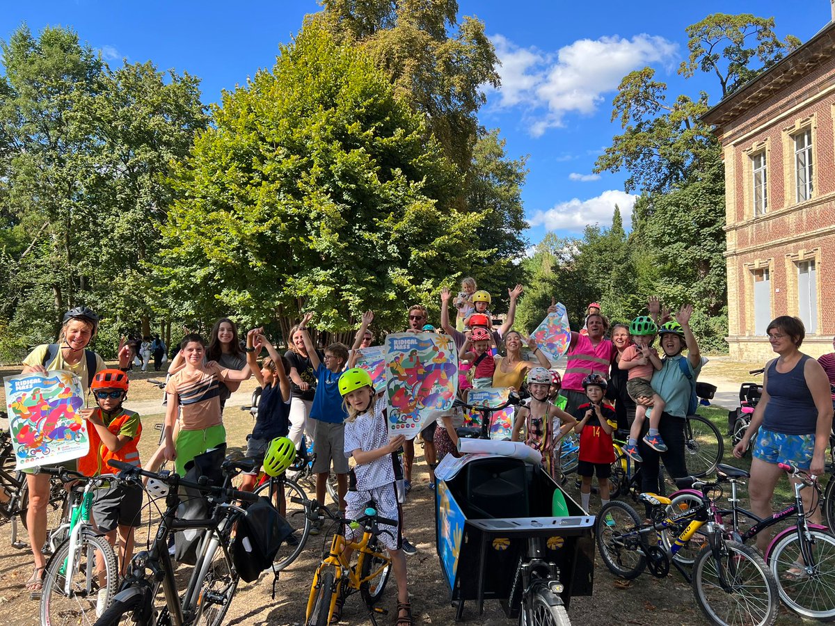 Jan_Szcz's tweet photo. The joy of #KidicalMass #1190BE 🎶🦄🌈👧👦🚴‍♀️🚴 https://t.co/j4137SUMh4