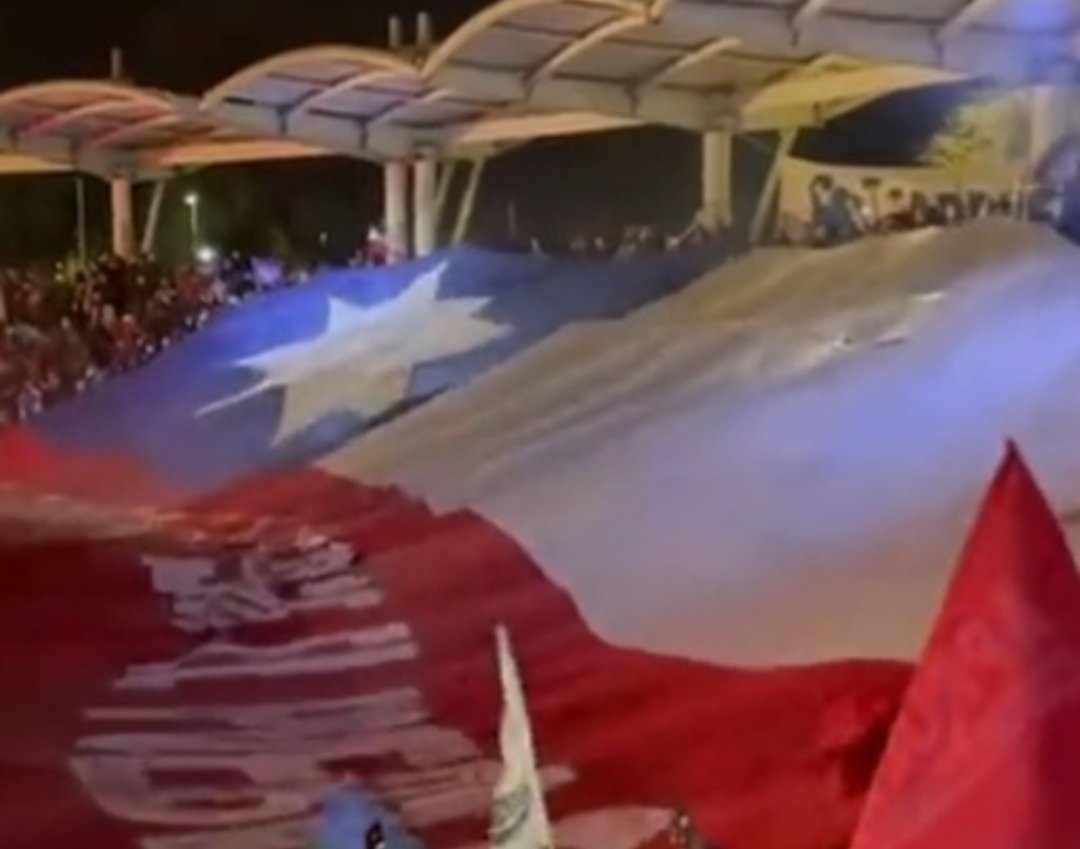 La del acto del Apruebo en Talca, (que por cierto no pretendo, ni es posible, en ningún sentido, comparar con lo de Valparaíso) tampoco es la bandera chilena 🤷🏻‍♂️

¿Qué les pasa con nuestros símbolos patrios? ¿Qué hay tras ese desprecio o aversión a los mismos?