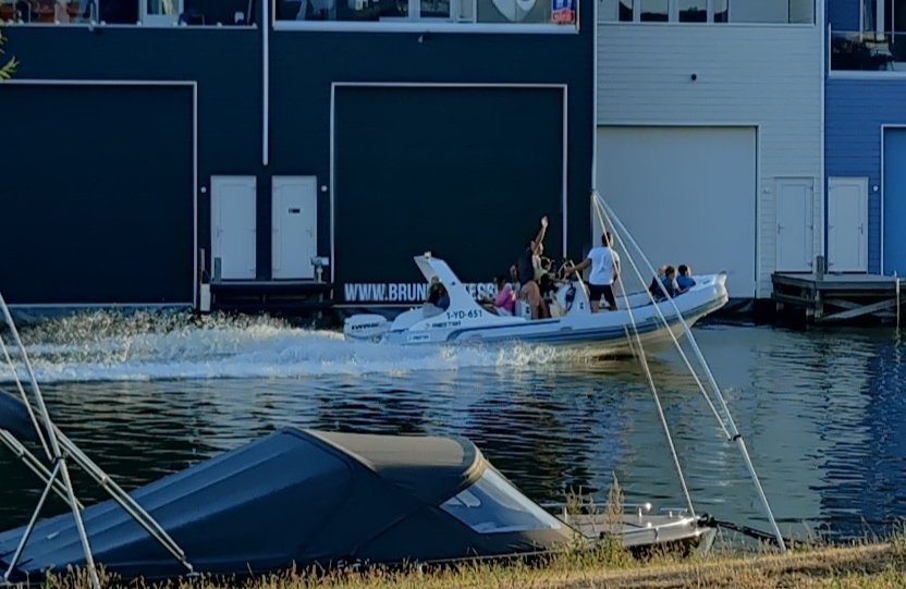 jeroenkleen's tweet image. De helden van de dag om met een rotsnelheid in de #speedboot even vlak langs te komen zetten.... Waar het 6km/h is... @POL_Gelderland corrigerend bezoekje? @HavendienstHWK  registratie 1-YD-651 #harderwijk
