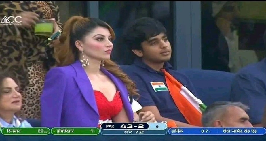 DOpenHeartHuman's tweet photo. Urvashi Rautela  did too much make up to watching the bat ball game
🤣
https://t.co/dUqvgwfmL4