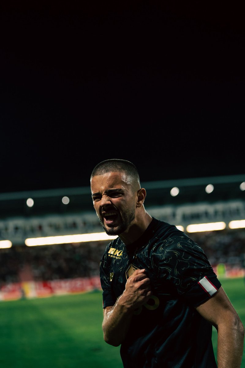 LOSC_EN's tweet photo. One love ❤️
#LOSC | #ACALOSC https://t.co/Iv9NdD6sWk