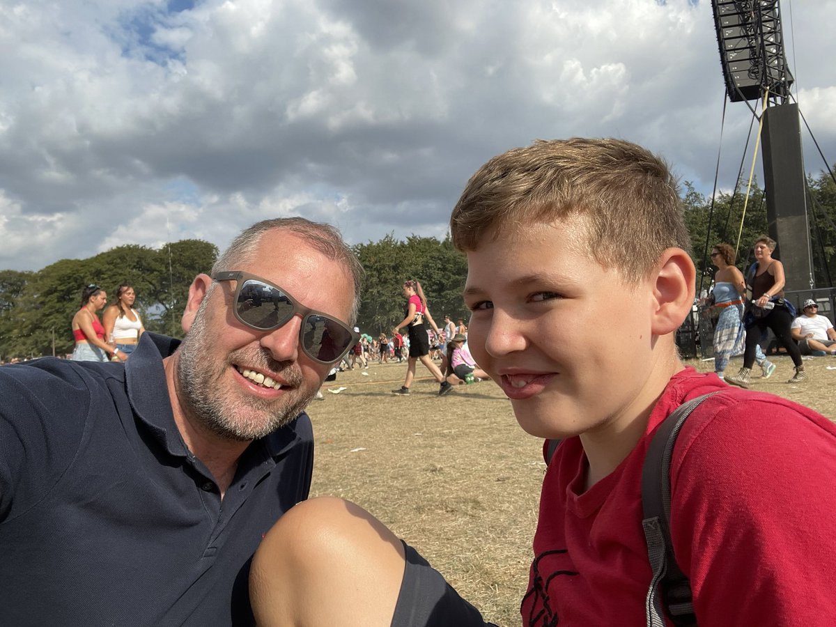 Kevinffisher's tweet photo. #NoMusicOnADeadPlanet  #LeedsFestival #Leedsfestival2022 just chilling @leedsfestival0 waiting for @ENTERSHIKARI https://t.co/yWOpWoBoGO