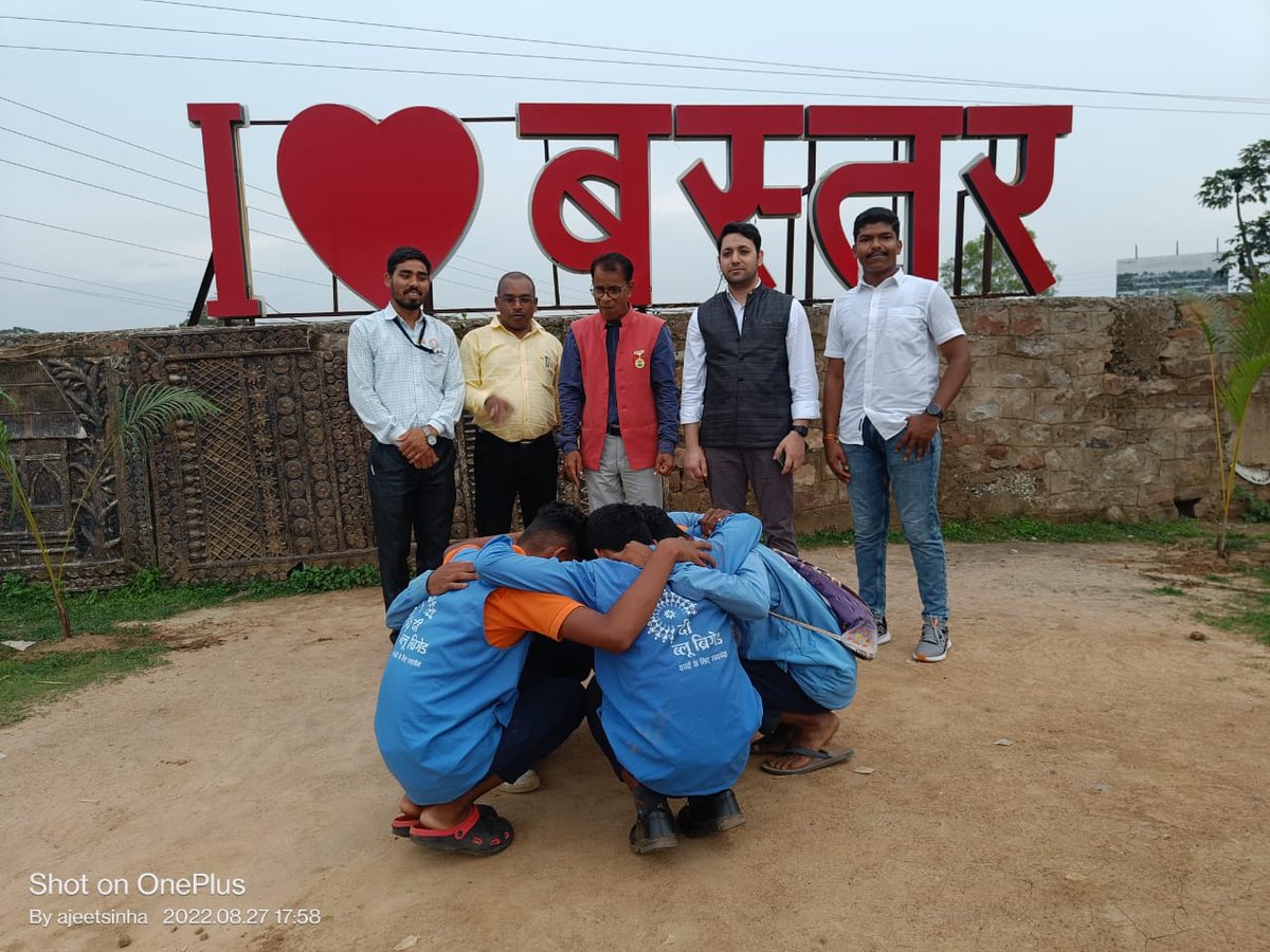 DeelmanY's tweet photo. NSS इकाई शा.उ.मा.वि.कोठियागुड़ा के NSS  वालेंटियर्स क्षेत्रीय निर्देशक सर जी NSS भोपाल व राज्य NSS अधिकारी सर जी व NSS प्रकोष्ठ शहीद महेन्द्र कर्मा विश्वविद्यालय बस्तर जगदलपुर NSS कार्यक्रम समन्वयक सर जी बस्तर भ्रमण चित्रकूट में भेट मुलाकात । @askabir_ @DrDadulal @_NSSIndia https://t.co/0MXnYZR9xI