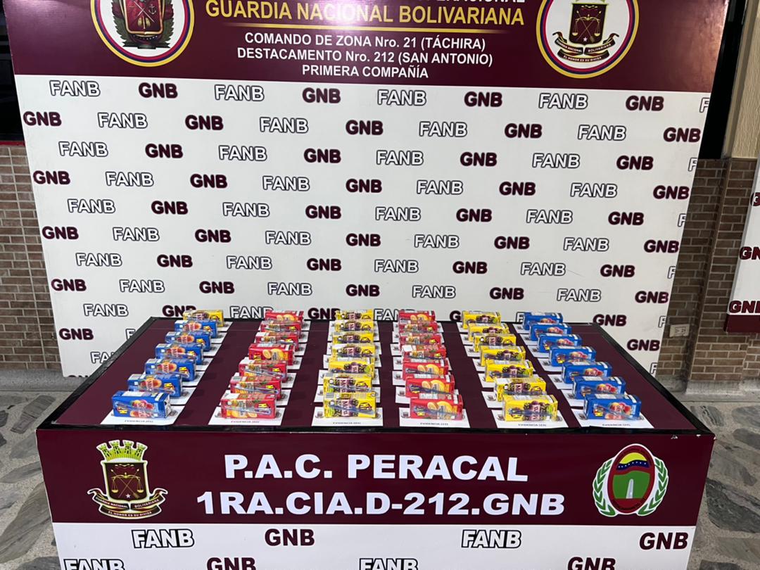 AlbertoMatheus_'s tweet photo. #28Ago ¡MANO DURA!
En el edo. #Táchira (8,010kg) de Marihuana fueron incautados en (46) envases de jugo, por parte de los centinelas #GNB @uria21oficial y D-212 en el PAC Peracal, en dicho procedimiento fue detenida una persona. Caso A/O del M.P https://t.co/oYpsQX4l6A