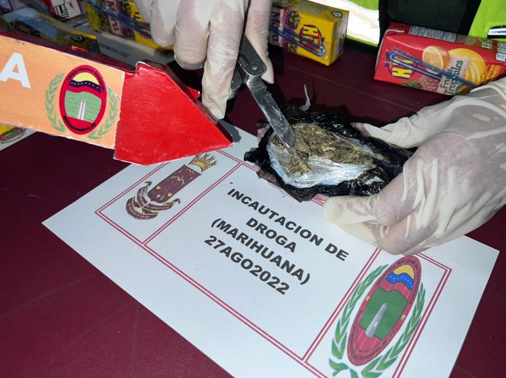 AlbertoMatheus_'s tweet photo. #28Ago ¡MANO DURA!
En el edo. #Táchira (8,010kg) de Marihuana fueron incautados en (46) envases de jugo, por parte de los centinelas #GNB @uria21oficial y D-212 en el PAC Peracal, en dicho procedimiento fue detenida una persona. Caso A/O del M.P https://t.co/oYpsQX4l6A