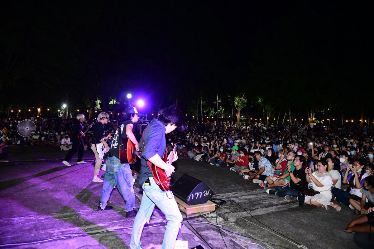 bangkokbma's tweet photo. 🥳 ประชาชนล้นหลาม กับกิจกรรม “#บางกอกกำลังดี” ที่สวน 60 พรรษาฯ เขตลาดกระบัง 🌳

...เวทีการแสดง พบกับ เปิดเวทีด้วยการแสดงจากน้อง ๆ เยาวชน จากนั้นพบกับ #DSRUBand ตามด้วย #มนัสวีร์ และ #ไททศมิตร ...

🙋🙋‍♀️🙋‍♂️

อ่านข่าวที่ https://t.co/VjHM76isjn https://t.co/pTxz0OgJTj