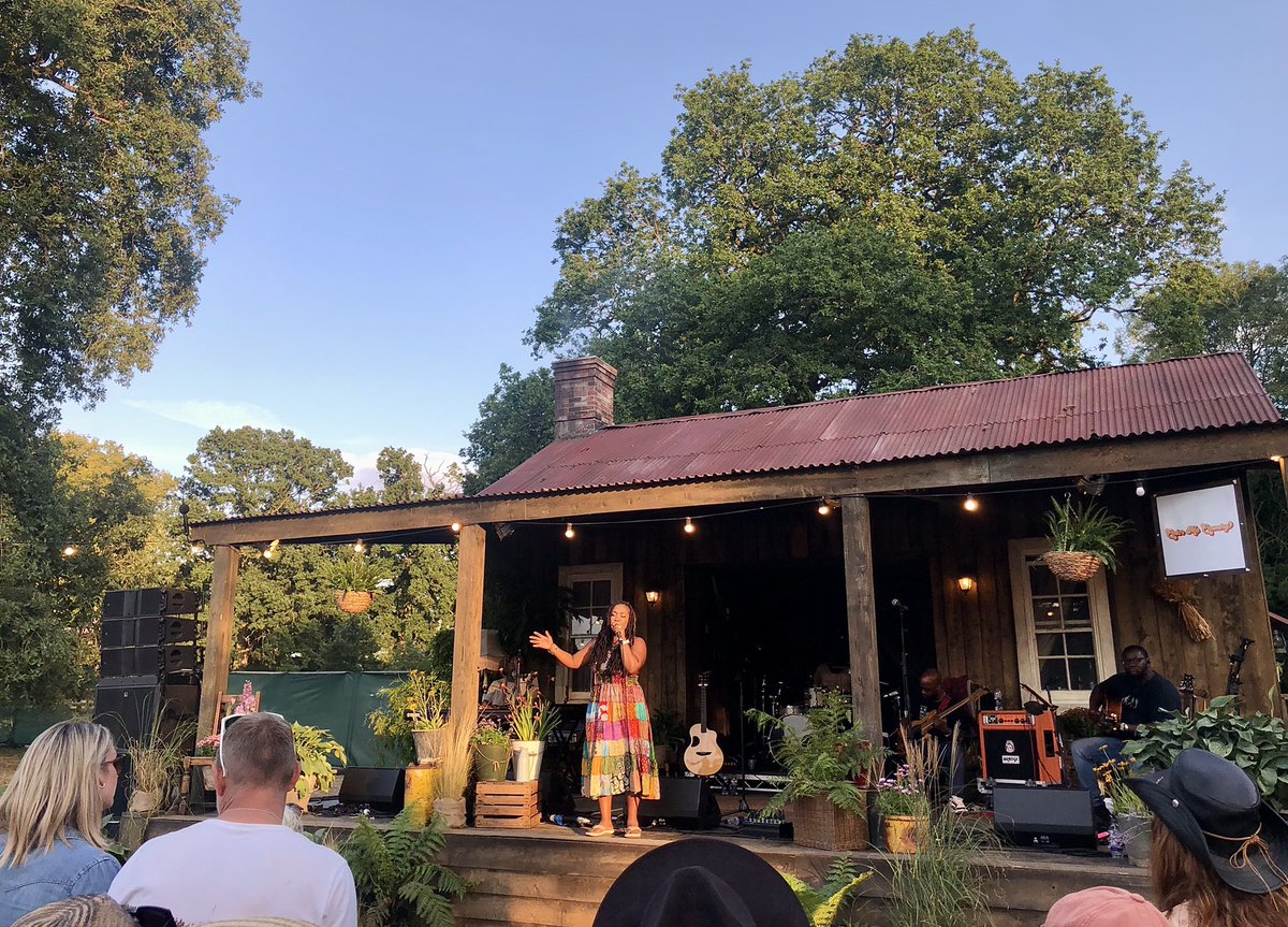 GaryHobbs_64's tweet photo. @MikoMarks You filled my heart with every emotion yesterday @TheLongRoadFest What a truly beautiful atmosphere you created! You were magical! ✨❤️❤️❤️🙏🏻 #ColorMeCountry #FrontPorch https://t.co/ligGvSwTSJ