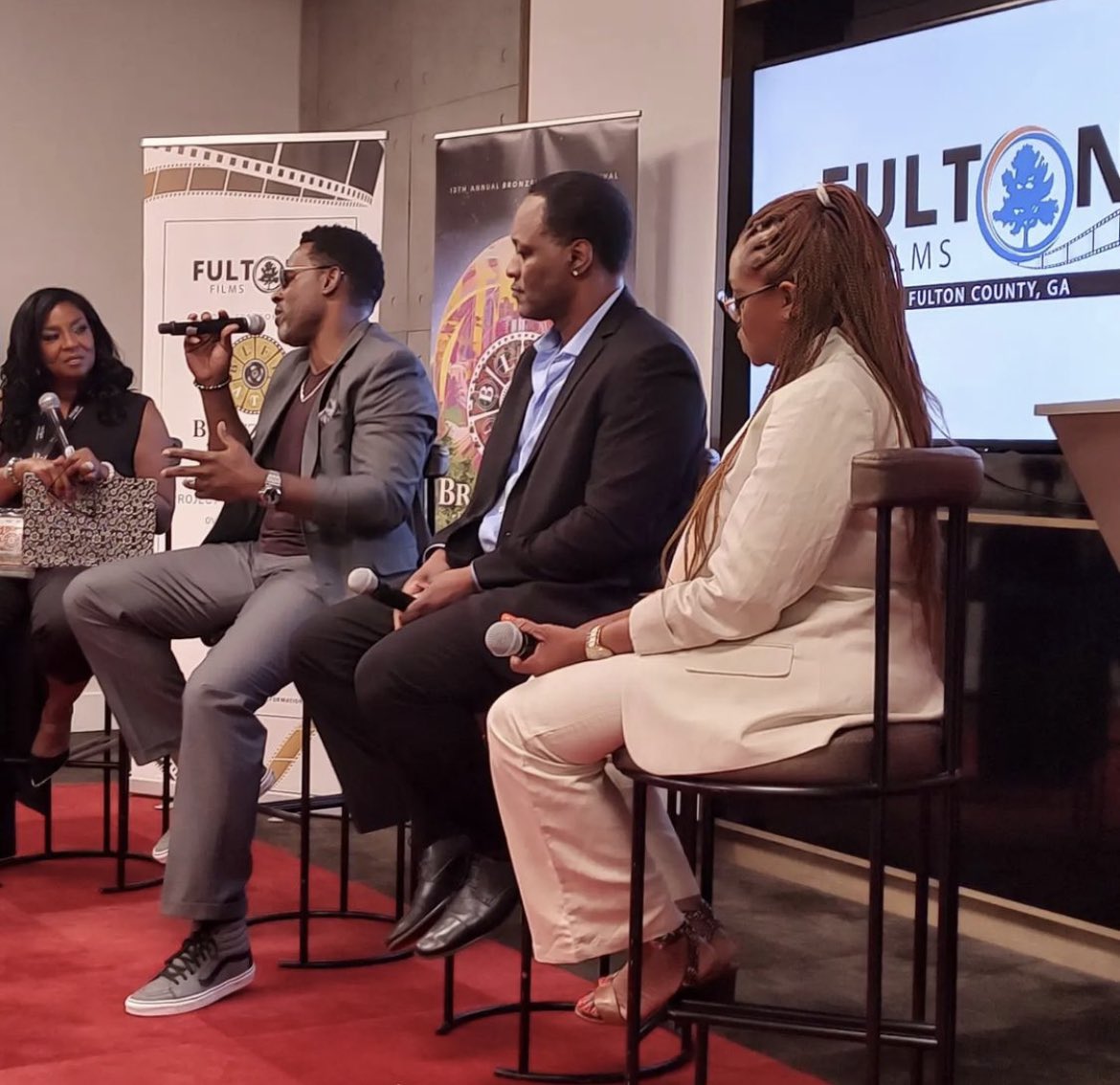 Fulton_Films's tweet photo. Standing room only crowd enjoyed @Fulton_Films “Productions in the Heart of the Peach” Powerhouse Panel at @BronzeLens Festival with @LammanRucker #JavonJohnson, @Shaunya_Chavis &amp; @CardelliaH 🎬🎥🍑 #Bronzelens2022 @FultonInfo https://t.co/RrfjjDzXTm