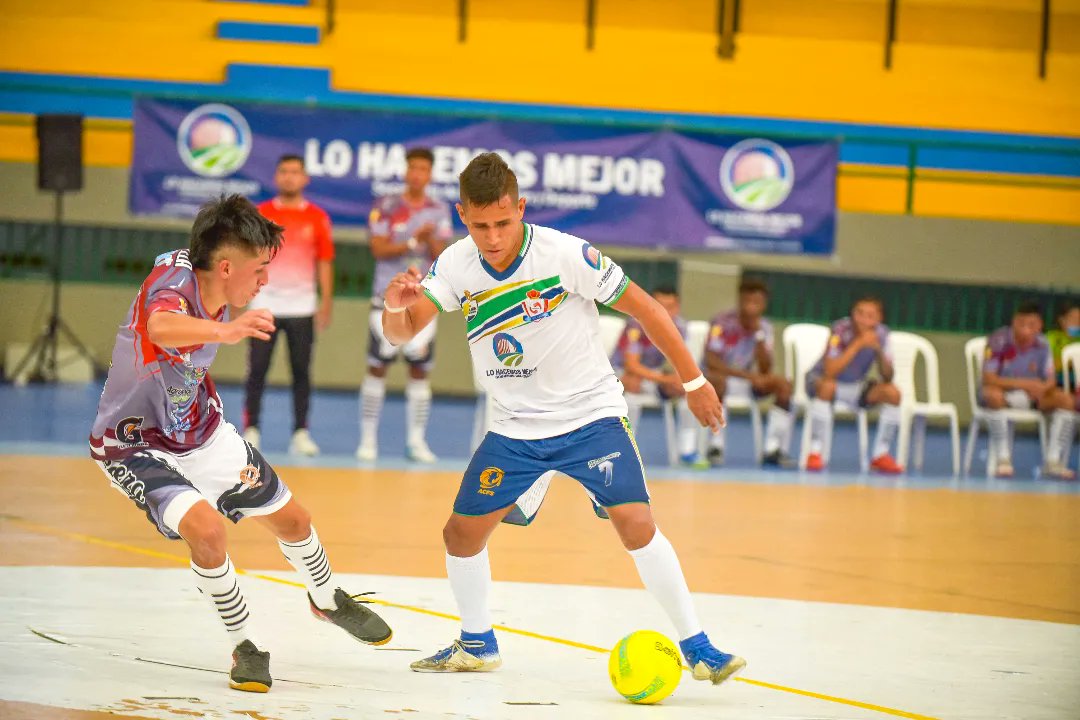 Realvalledupar's tweet photo. Real Valledupar FS empató (1-1) en calidad de local ante el club Realeza Soacha por la sexta fecha de la XIV Superliga masculina de microfútbol de Colombia.

¡Vamos por más Real!
📸 @Juan_Ariza5
#RealValleduparSomosTodos 🔵⚪🔴🇳🇬 https://t.co/iYsqAxlTye