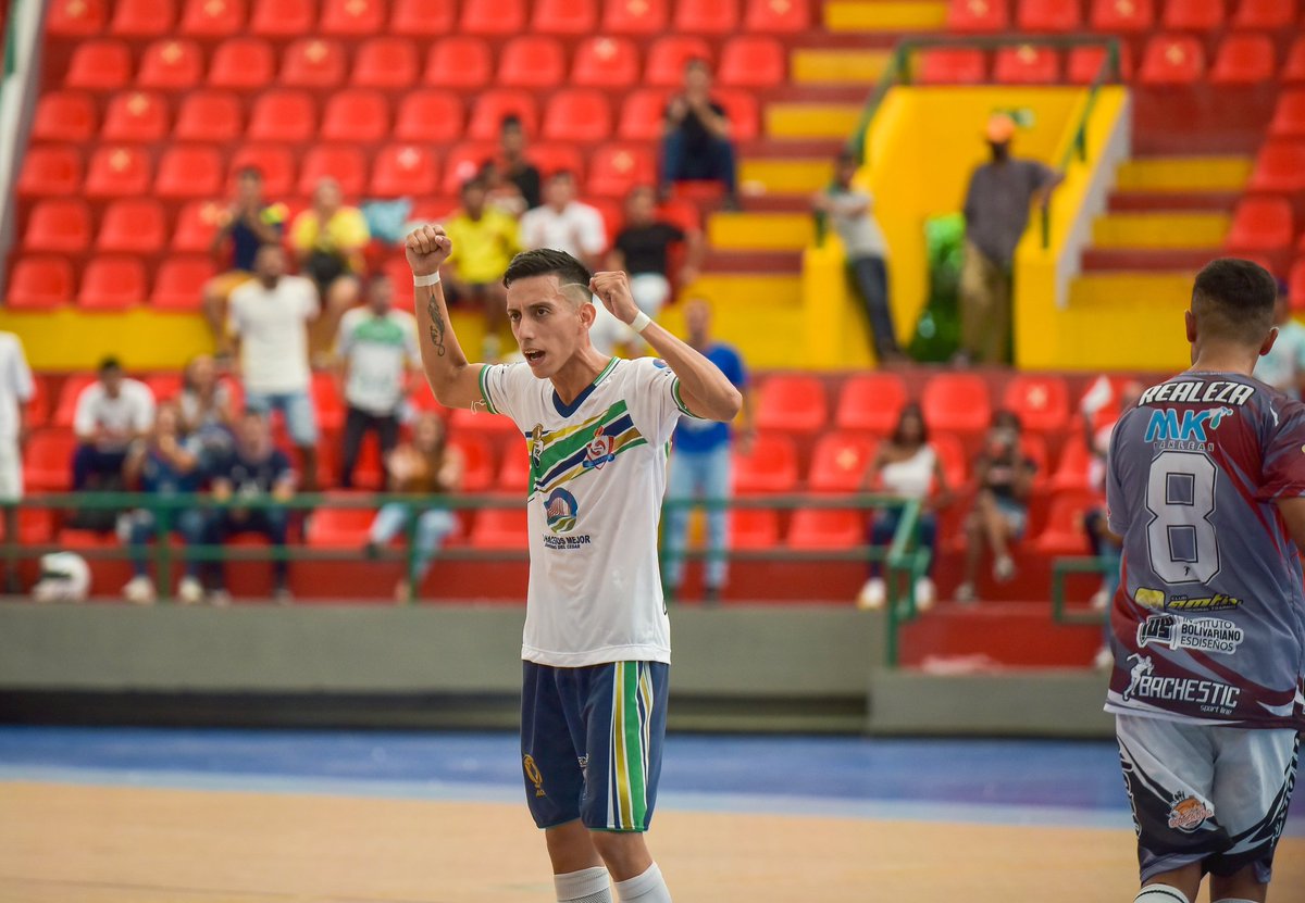Realvalledupar's tweet photo. Real Valledupar FS empató (1-1) en calidad de local ante el club Realeza Soacha por la sexta fecha de la XIV Superliga masculina de microfútbol de Colombia.

¡Vamos por más Real!
📸 @Juan_Ariza5
#RealValleduparSomosTodos 🔵⚪🔴🇳🇬 https://t.co/iYsqAxlTye