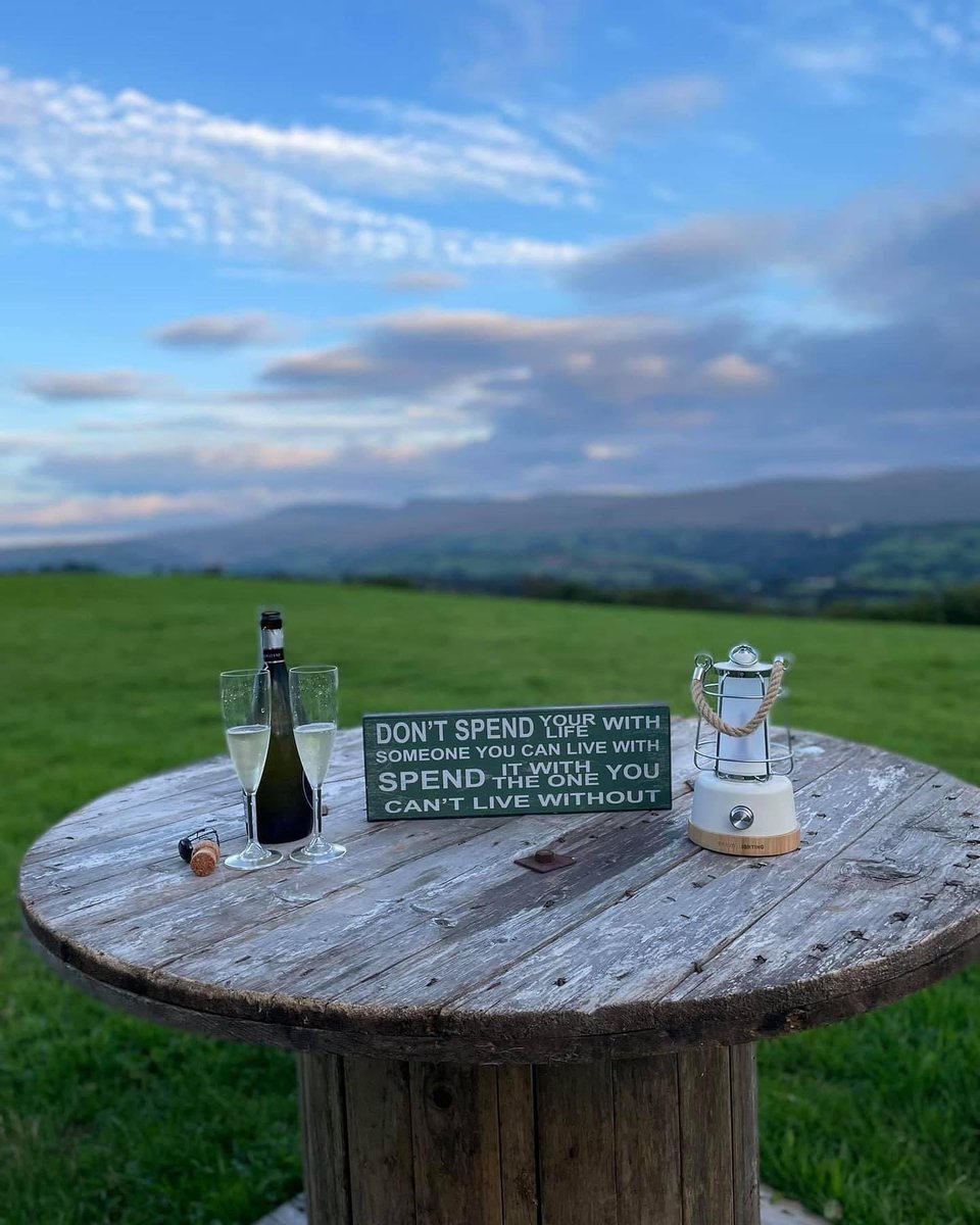 mrsmoggs1's tweet image. Imagine #proposing here! @TheViewCoedmawr #startent #roomwithaview #blackmountains #breconbeacons #llynyfan #WALES 💍🏕⛰🏴󠁧󠁢󠁷󠁬󠁳󠁿♥️