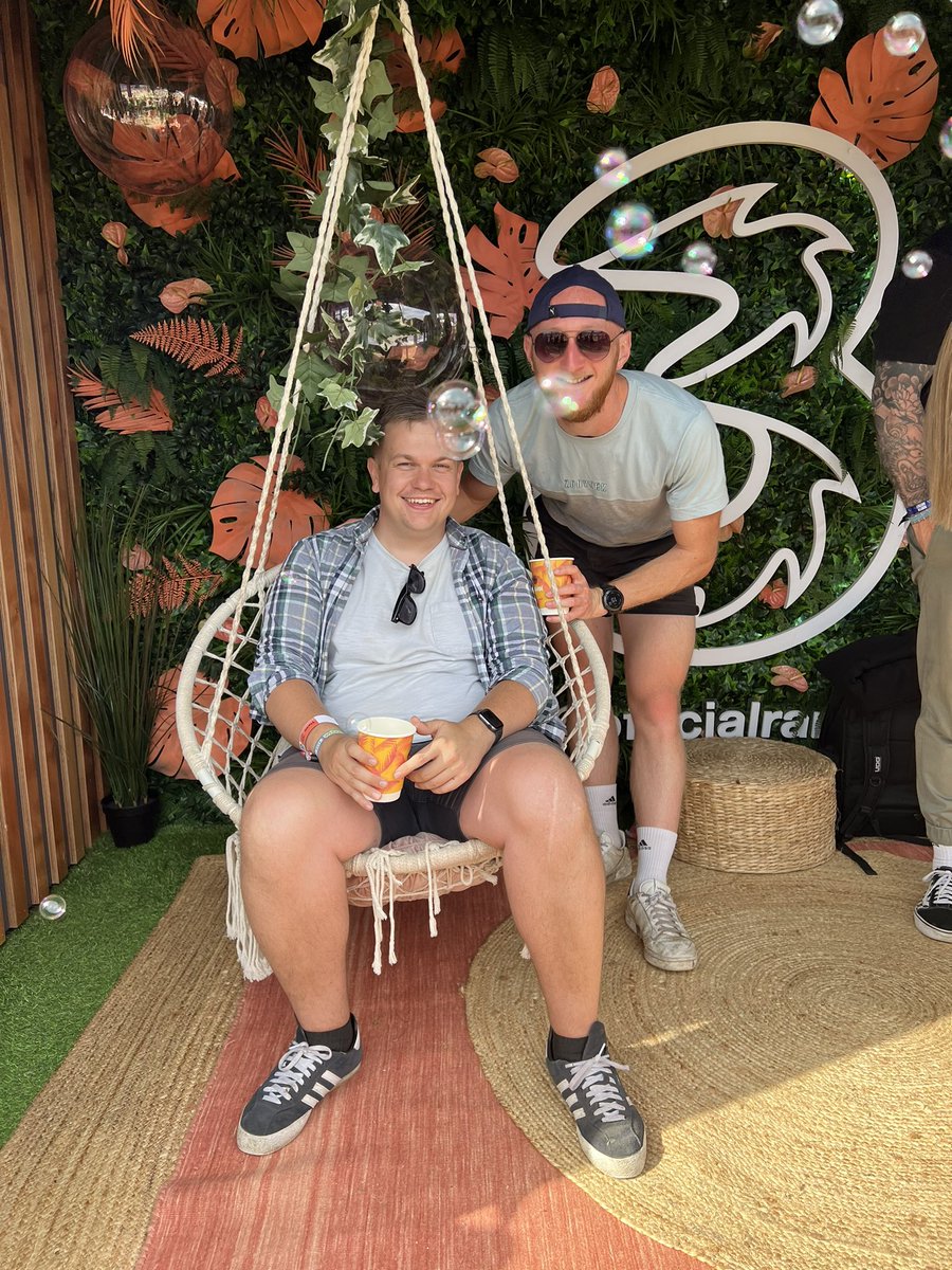 JakBlakey's tweet photo. Chilling at @ThreeUK feat. bubbles! #readingfestival https://t.co/xbWIYXrUFu