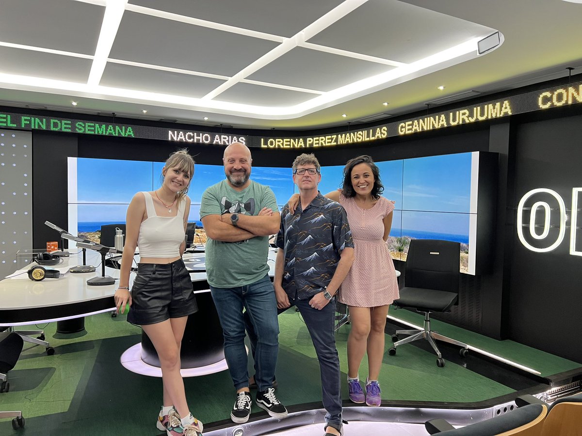LaTerrazaFinde's tweet photo. Este es el equipazo que nos ha acompañado durante toda esta temporada de verano… (falta @ConchaMontes) Ha sido un mes lleno de risas, bromas y mucha fiesta… y a veces hacíamos radio. 😆

¡Gracias a todos! 

Y en especial gracias  al guía de este proyecto @nachoariasradio https://t.co/ZNxarGL4LQ