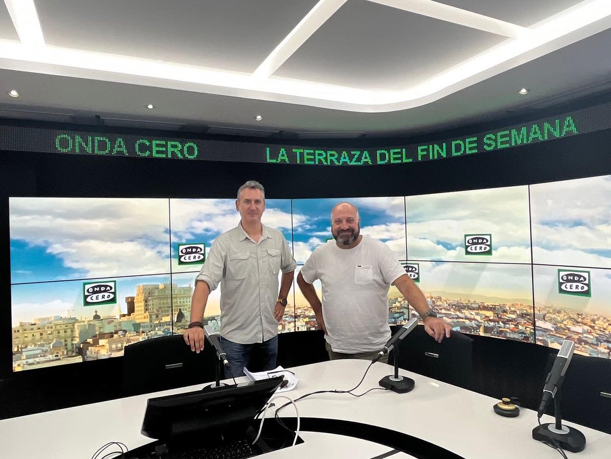 LaTerrazaFinde's tweet photo. Este es el equipazo que nos ha acompañado durante toda esta temporada de verano… (falta @ConchaMontes) Ha sido un mes lleno de risas, bromas y mucha fiesta… y a veces hacíamos radio. 😆

¡Gracias a todos! 

Y en especial gracias  al guía de este proyecto @nachoariasradio https://t.co/ZNxarGL4LQ