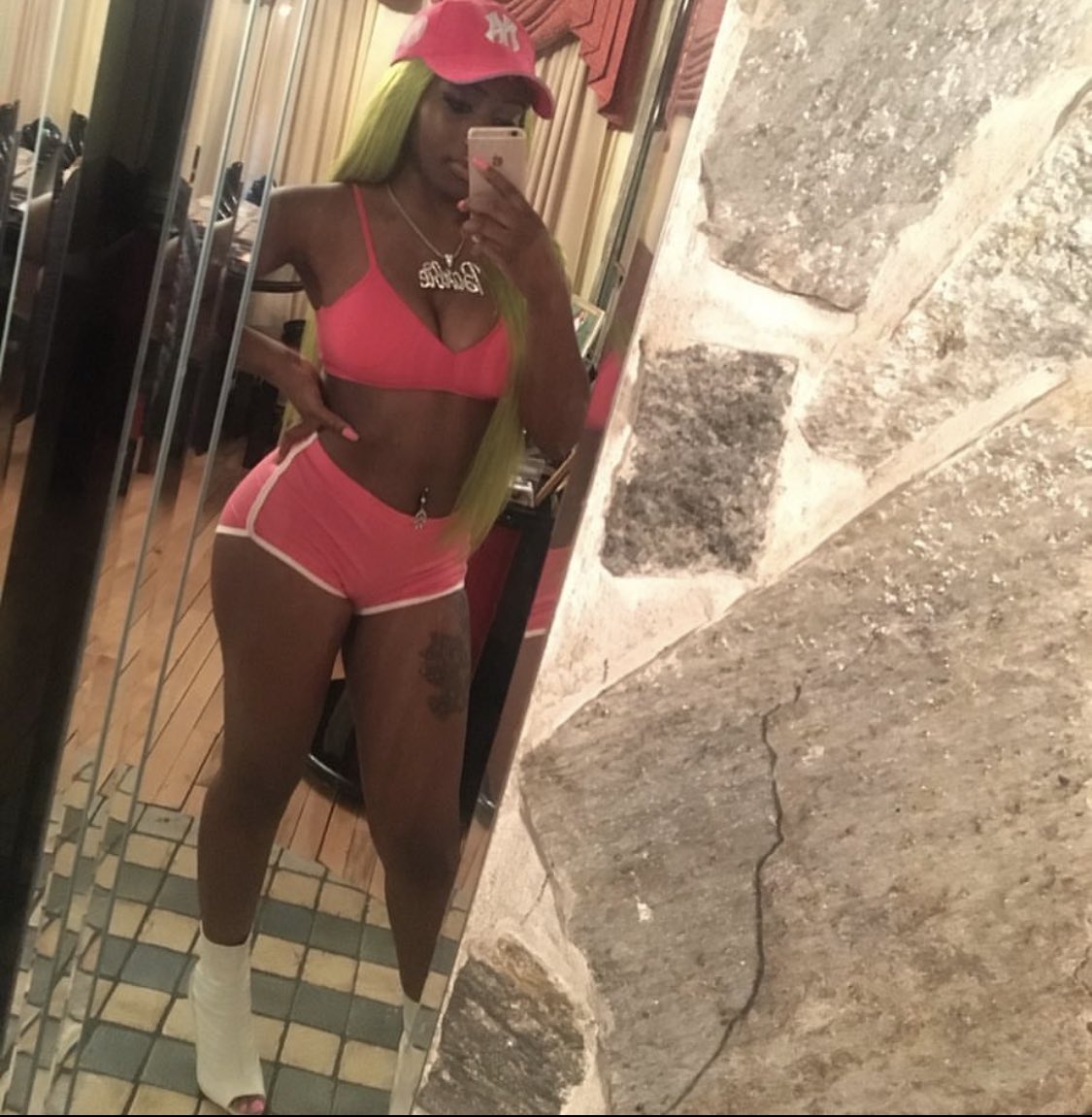 BADwithNOeffort's tweet photo. @NICKIMINAJ This is exactly how I’m pulling up 😂😂💖 giving Barbie dreams 🫶🏾 Queens chick anyhowwww 🦄 QGTM https://t.co/rzZDapyv3L