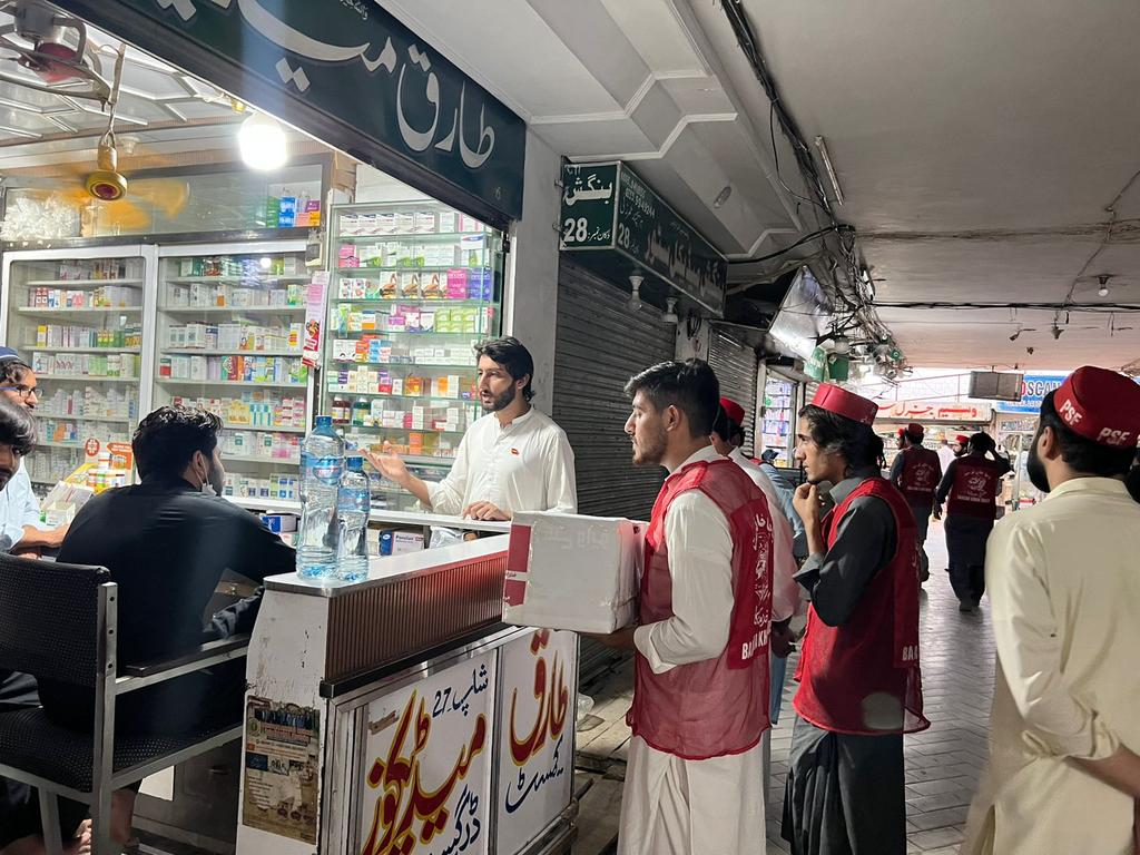 WaqasTariq777's tweet photo. پښتون سټودنټس فيدريشن پيښور پوهنتون ملګرو نن په پېښور ښار کښې د سيلاب زدګانو دپاره چنده وکړه،
ځکه چې په ملاکنډ ډيويژن،چارسده, نوښار کښې د اولس ډير زيات نقصان شوے دے،
مونږ به تل د خپل غريب اولس دپاره کور په کور کوڅه په کوڅه ګرځو او ورسره به امداد کوو.
@MianIftikharHus  @AimalWali https://t.co/YasuuNdWhc