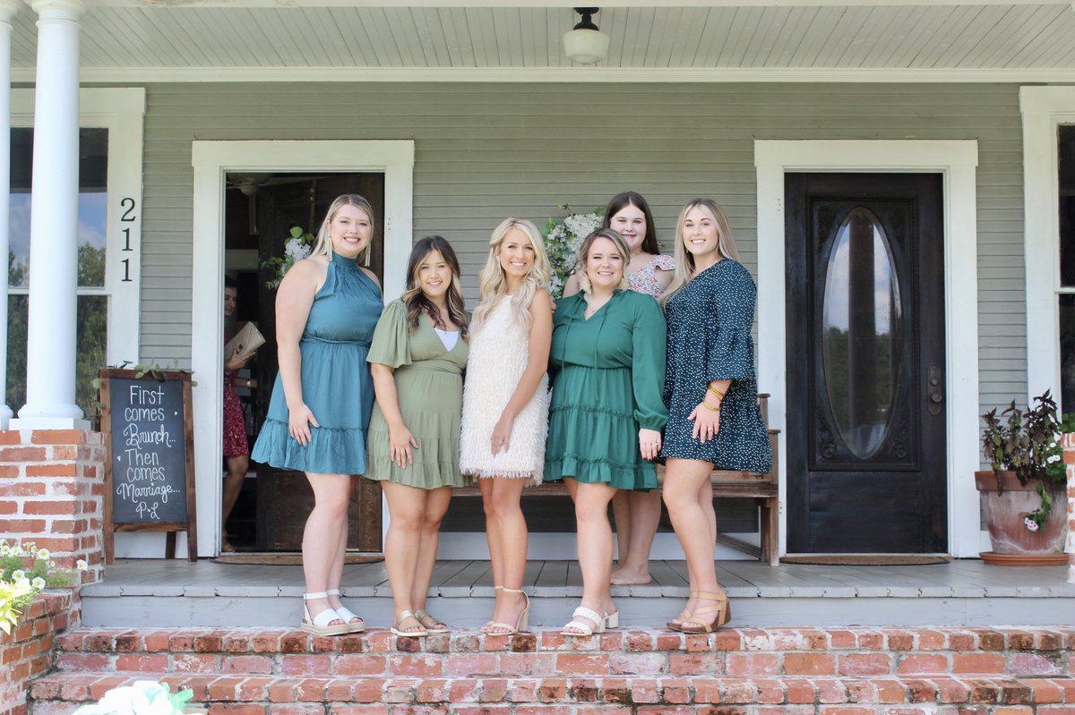 jaimee_layne's tweet photo. My bridesmaids are beautiful 💗 https://t.co/2MioL9urB2