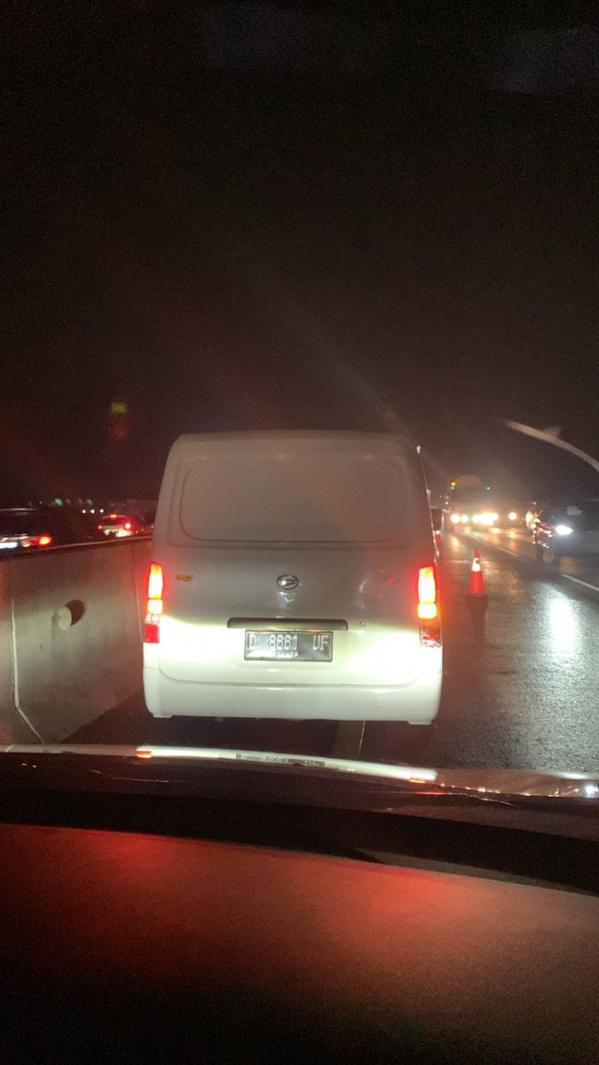 mistcloud's tweet photo. @RadioElshinta kalo contra flow malah bikin stuck, hampir 20 mnt ga gerak..km 53arah Jkt, ngapain diadakan Contra flow ya.? Capek, ngantuk, ga bisa minggir.. https://t.co/SBp65geCOQ
