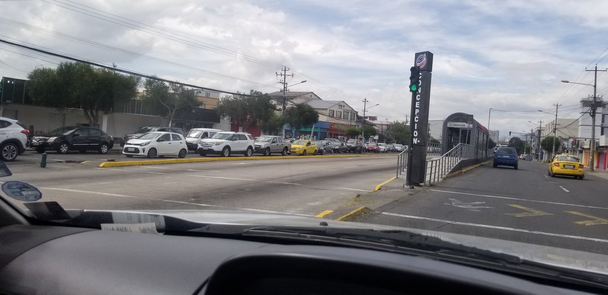 GandigiD's tweet photo. @AMT_Quito Inaceptable, fila de +3 km para retirar el adhesivo de revisión vehicular. Nosotros ya cumplimos,@amt no respeta el tiempo. Encontrar otra forma de entregar adhesivo. @teleamazonasec @TVCEcuador @lahoraecuador @tctelevision @eluniversocom @elcomerciocom @teleamazonasec https://t.co/skVgiolHnG