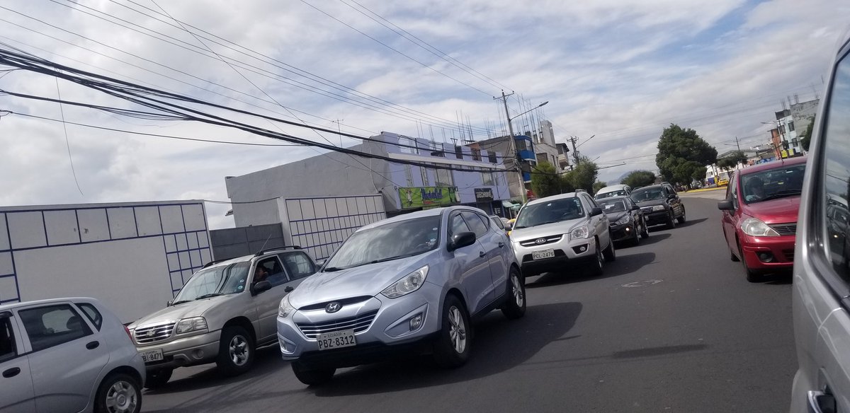 GandigiD's tweet photo. @AMT_Quito Inaceptable, fila de +3 km para retirar el adhesivo de revisión vehicular. Nosotros ya cumplimos,@amt no respeta el tiempo. Encontrar otra forma de entregar adhesivo. @teleamazonasec @TVCEcuador @lahoraecuador @tctelevision @eluniversocom @elcomerciocom @teleamazonasec https://t.co/skVgiolHnG