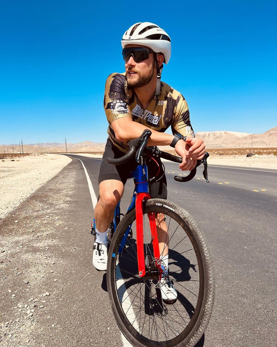 frolic_cycling's tweet photo. Sunday, are you resting or working?
#cycling #stravacycling #giantbikes #gianttcr #mtblife #instacycling #stravaphoto #cyclingshots #cyclingpics #fitness #cycle #strava #pedaling #frolic_cycling https://t.co/u8tfoM4gOz