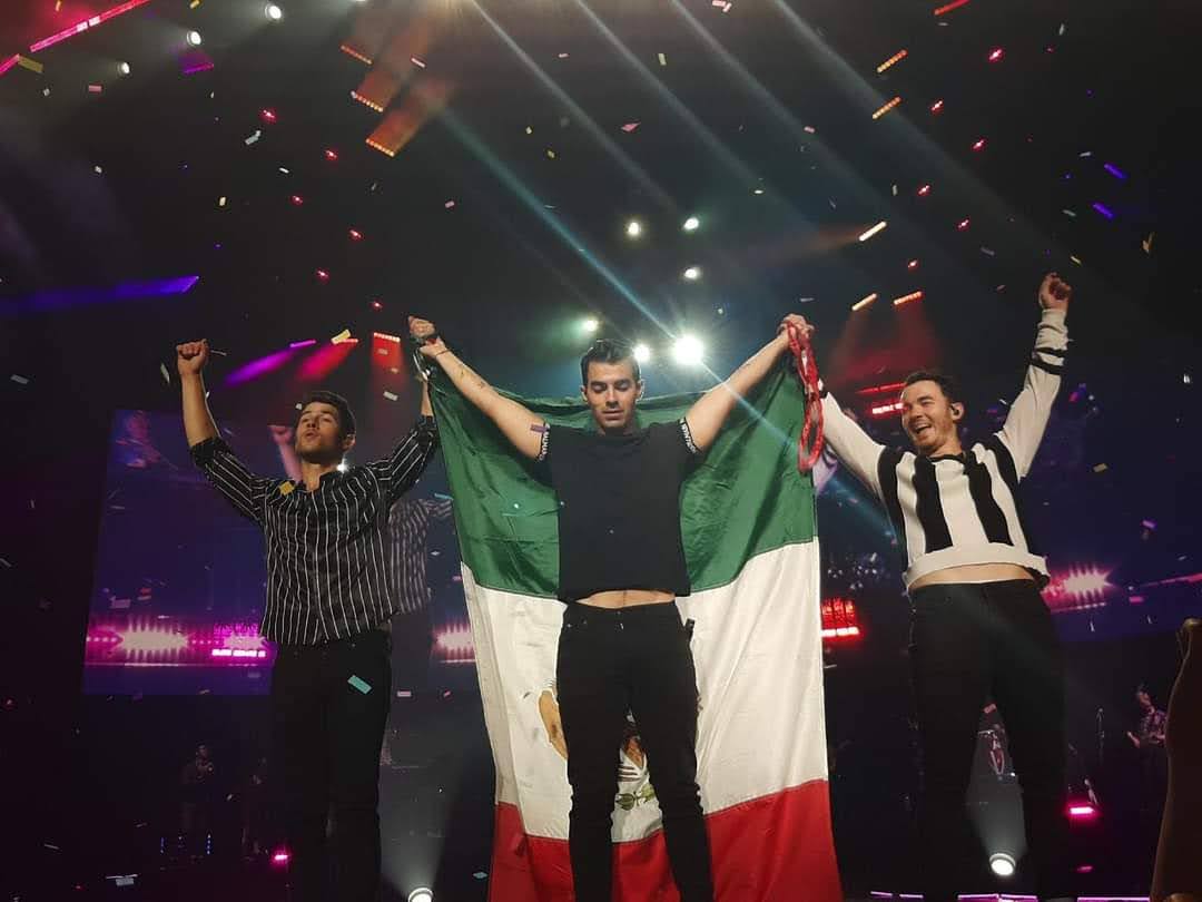 JONASBROSMXCO's tweet photo. One day!! 
#RememberThisTourMX https://t.co/Ebps6KycM9