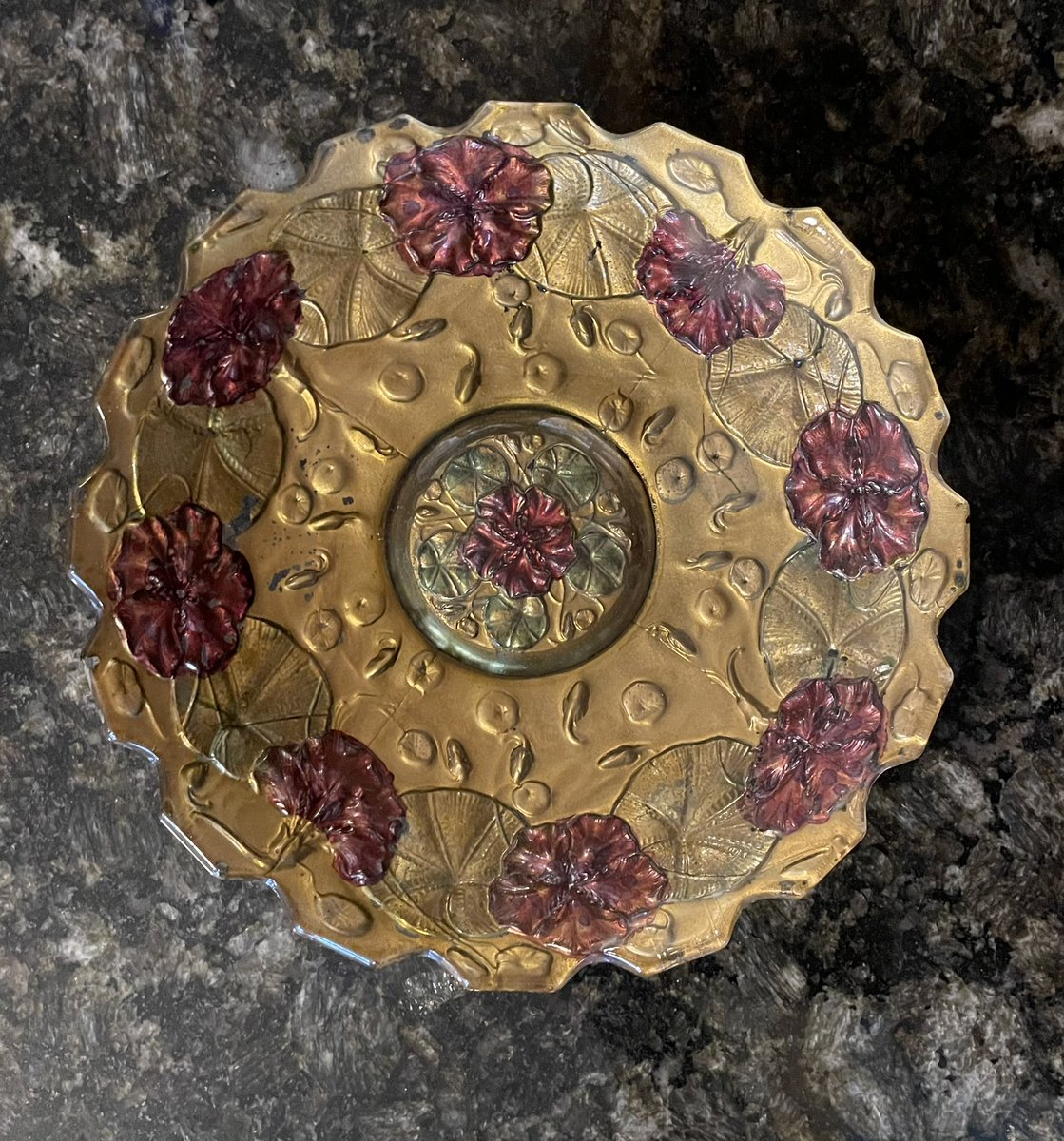 ErasShoppe's tweet photo. Beautiful vintage &amp; antique glass, that will go into my space at https://t.co/HEVTtjCRNa next week! #erasshoppe #antiques #vintage #vintageglass #antiqueglass #thriftedfinds #carnivaglass #fenton #goofusglass #murano https://t.co/a36T6PbKtk