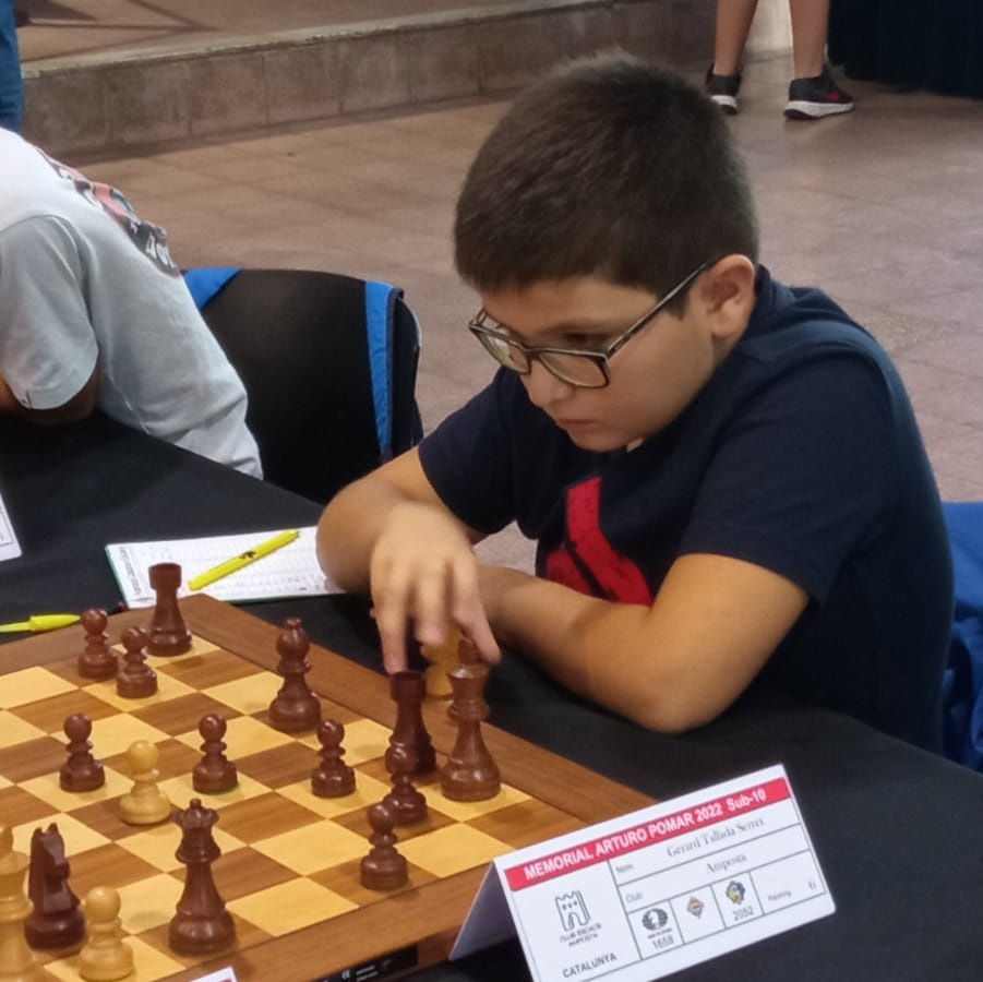 escacsamposta's tweet photo. Gerard Tallada Serret campió 🏆 de la categoria sub-10 del #MemorialPomar #escacs 2022.

➡️ Classificació final: https://t.co/PxEcd2TkGR

La concentració del campió:

#Estudia la posició, #Valora les jugades candidates, #Profunditza la línia i #Decideix la jugada. https://t.co/hwQfhQxft1